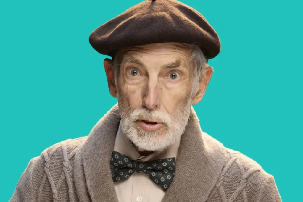 Héctor Noguera interpretaba a Ernesto en “Aguas de Oro”, su última producción audiovisual y de la que participó hasta el último día usando videollamadas, según reportó El Filtrador. Foto: Mega.