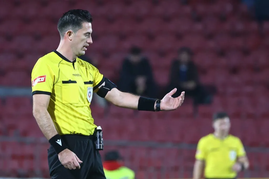 Mario Salvo arbitrando partido de Copa Chile. (Foto: Photosport)