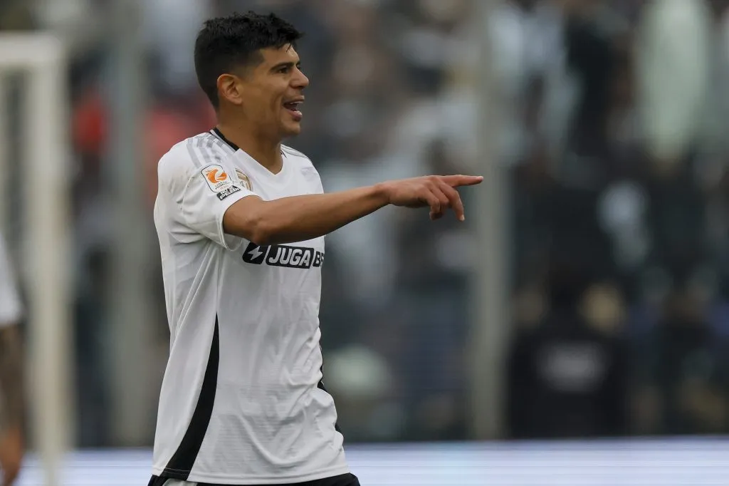 Esteban Pavez en el Superclásico por la Liga de Primera. (Foto: Photosport)