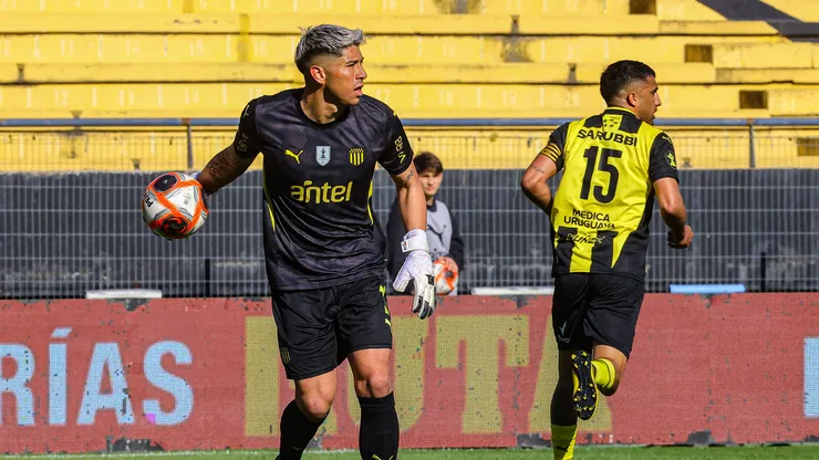 Ex Colo Colo: Brayan Cortés y Peñarol son campeones del Torneo de Clausura en Uruguay