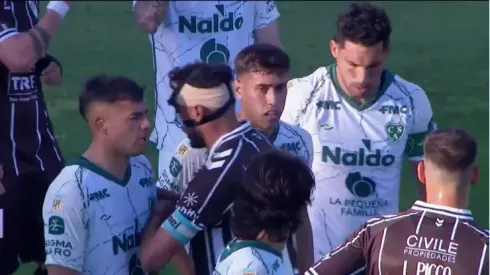 Dos excompañeros en Colo Colo protagonizan fuerte encontrón en pleno partido.