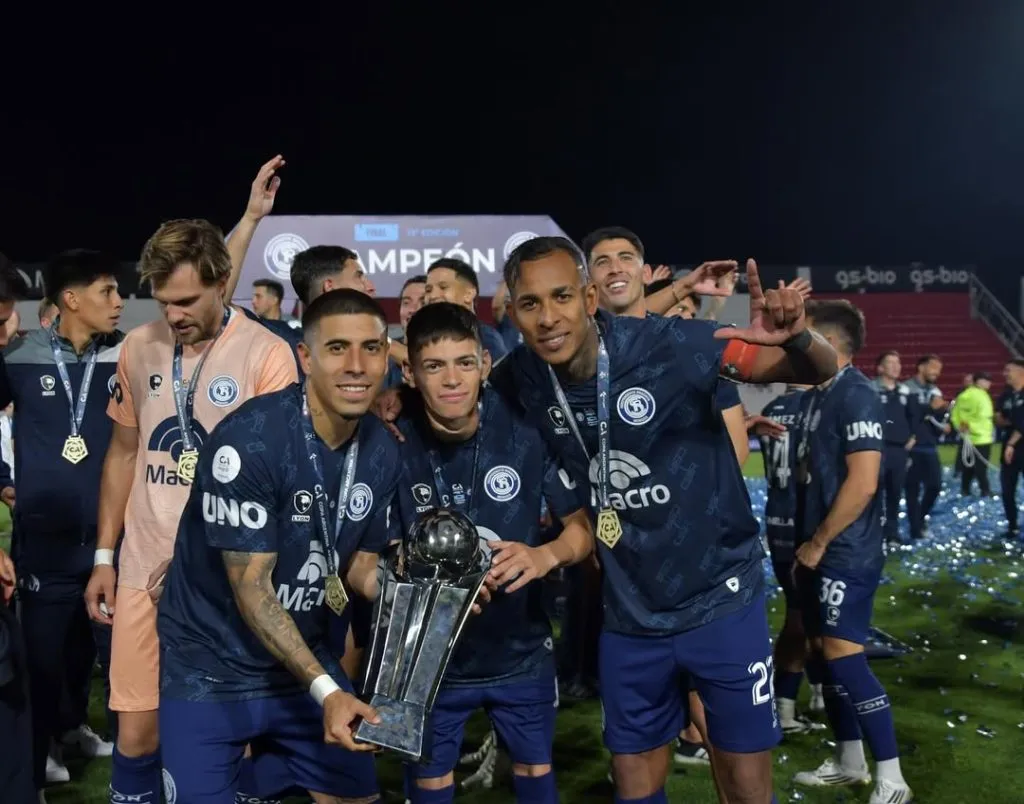 Sebastián Villa al extremo derecho tras titularse campeón de la Copa Argentina. Imagen: Instagram Independiente de Rivadavia