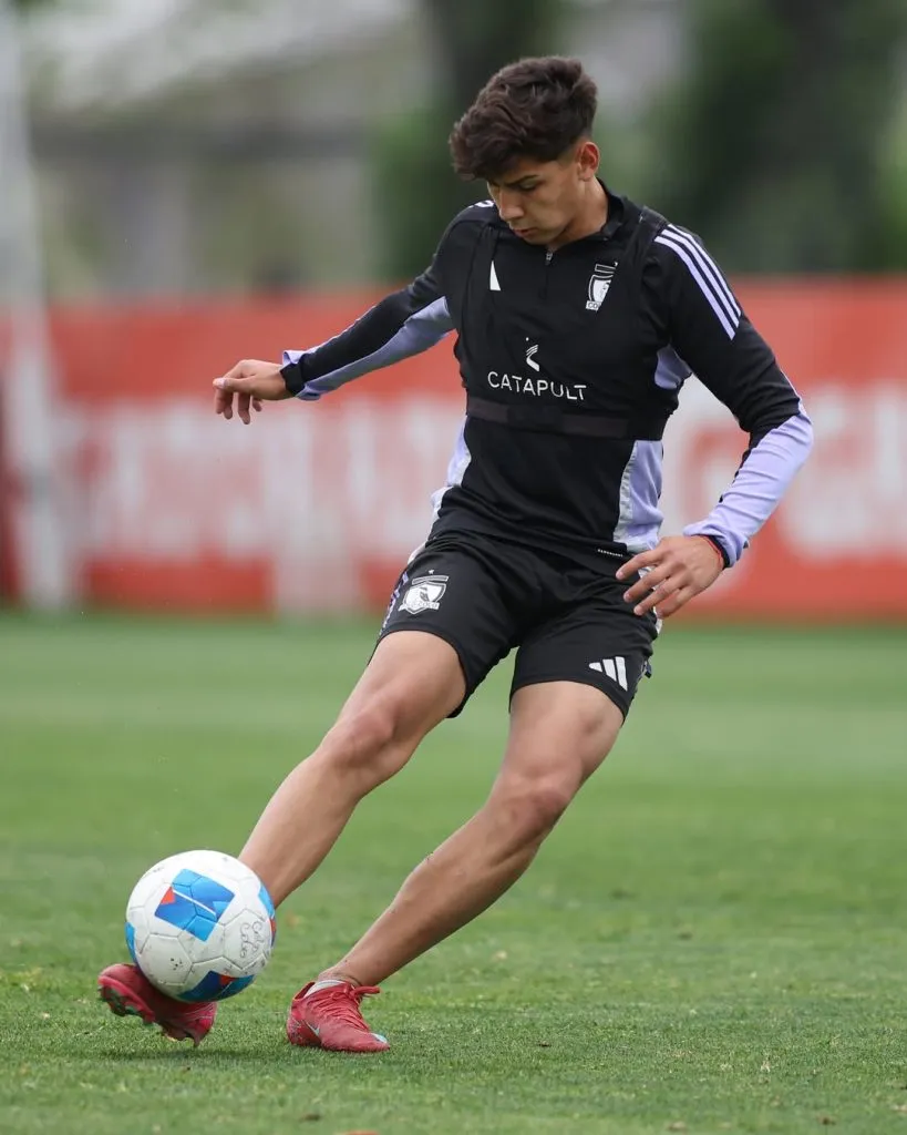 La imagen de Franco Garrido, nieto de Carlos Caszely, entrenando en el primer equipo de Colo Colo liderado por Fernando Ortiz. Foto: Colo Colo.