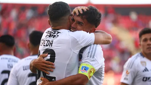Vicente Pizarro festeja su gol junto a Lucas Cepeda en la victoria por 1-0 de Colo Colo ante Ñublense.