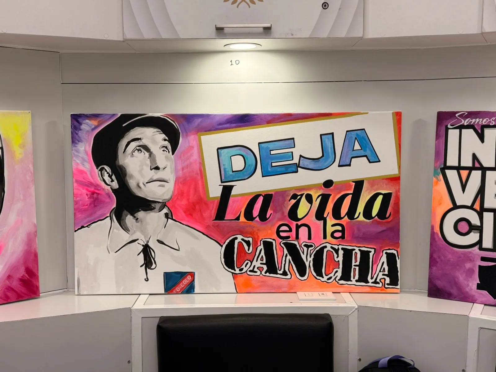 Ale Moreno fue el encargado de realizar las obras y darle color al camarín de Colo Colo Femenino.Imagen: Cedida a DaleAlbo