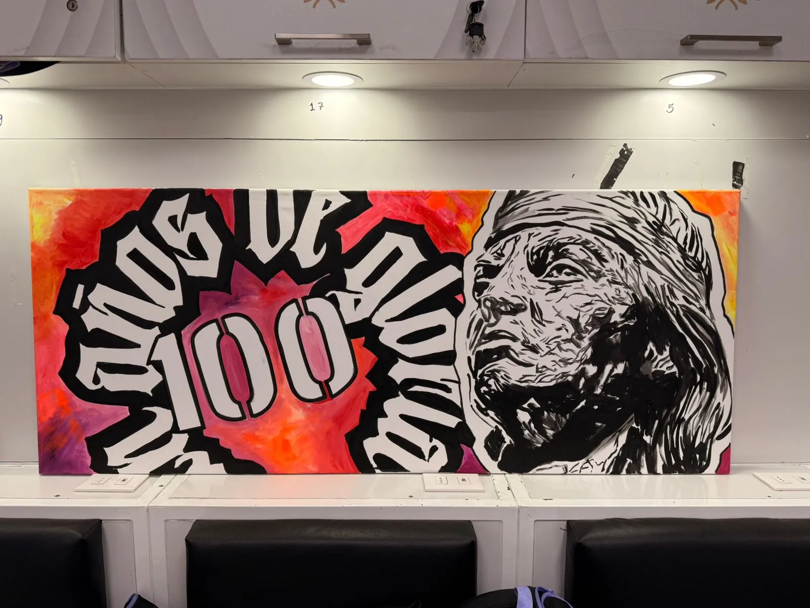 Un cuadro que hace mención a los 100 años. Imagen: Cedida a DaleAlbo