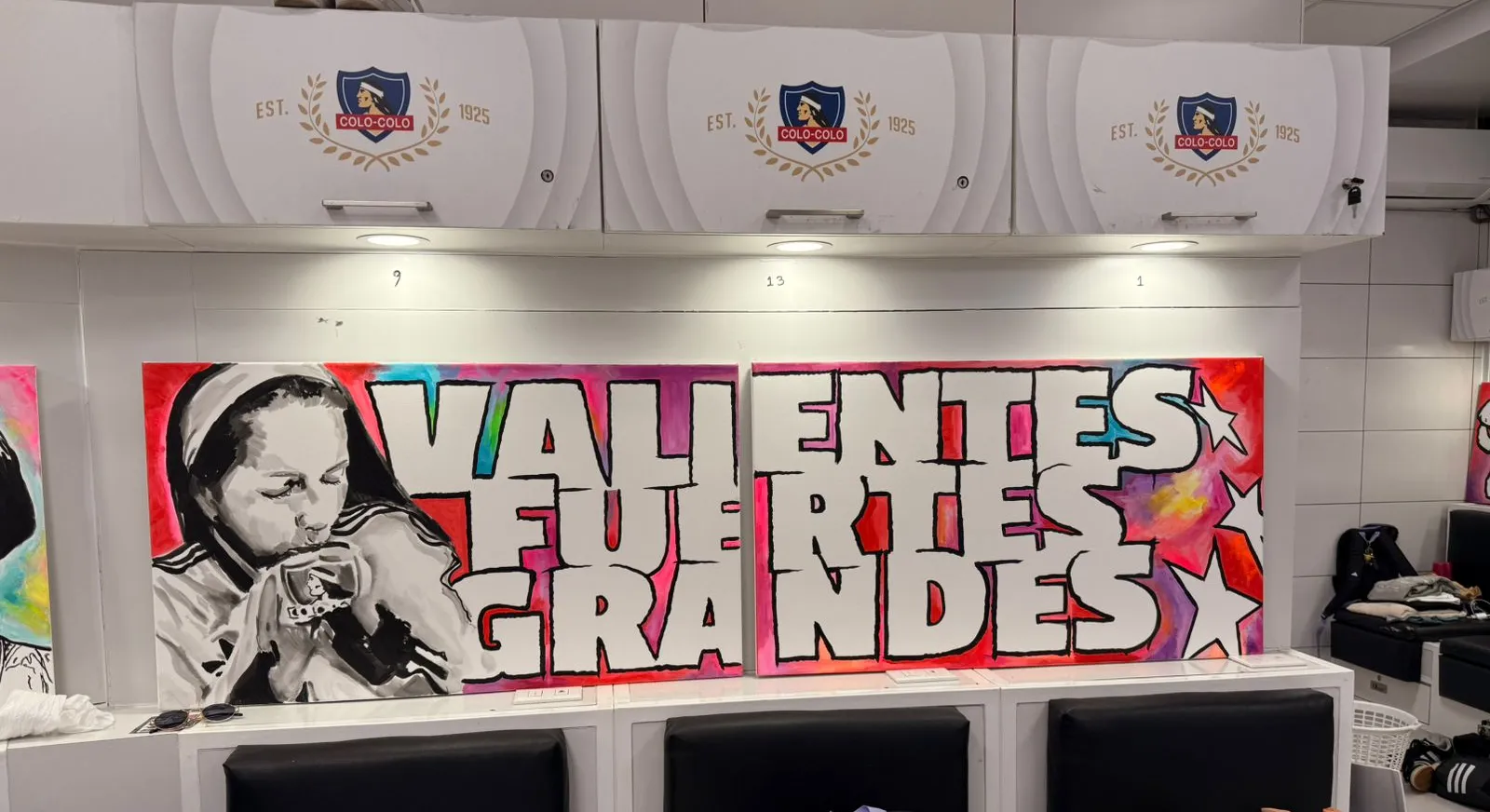 Otra de las frases del camarín de Colo Colo Femenino, que hace honor al himno del club. Imagen: Cedida a DaleAlbo