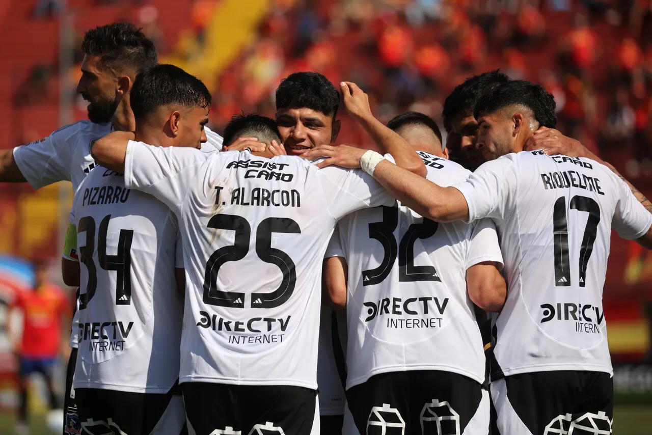 Jugadores de Colo Colo celebrando el triunfo. (Foto: Photosport)