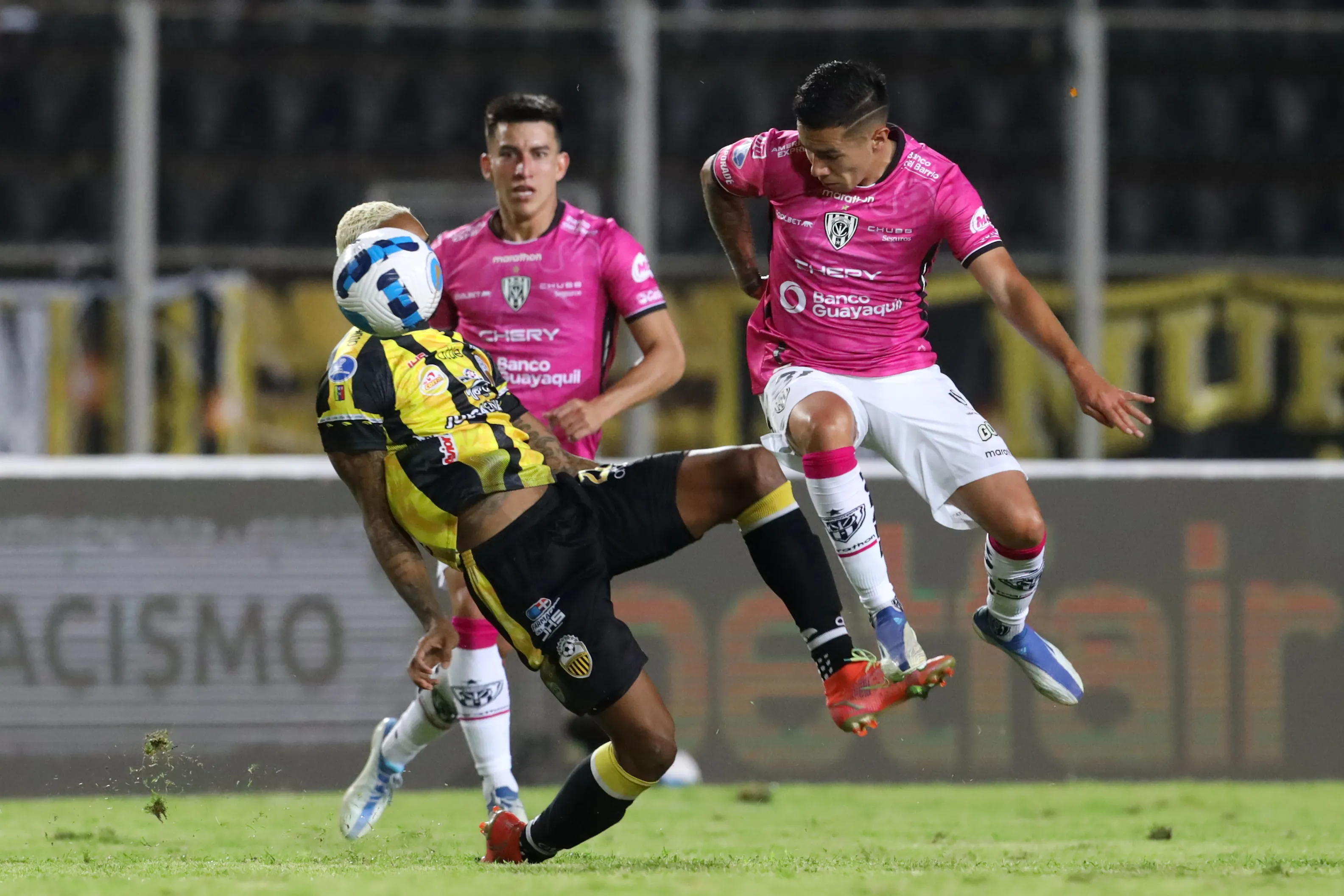 Matías Fernández Cordero en acción con Independiente del Valle: Foto: Edilzon Gamez/Getty Images.