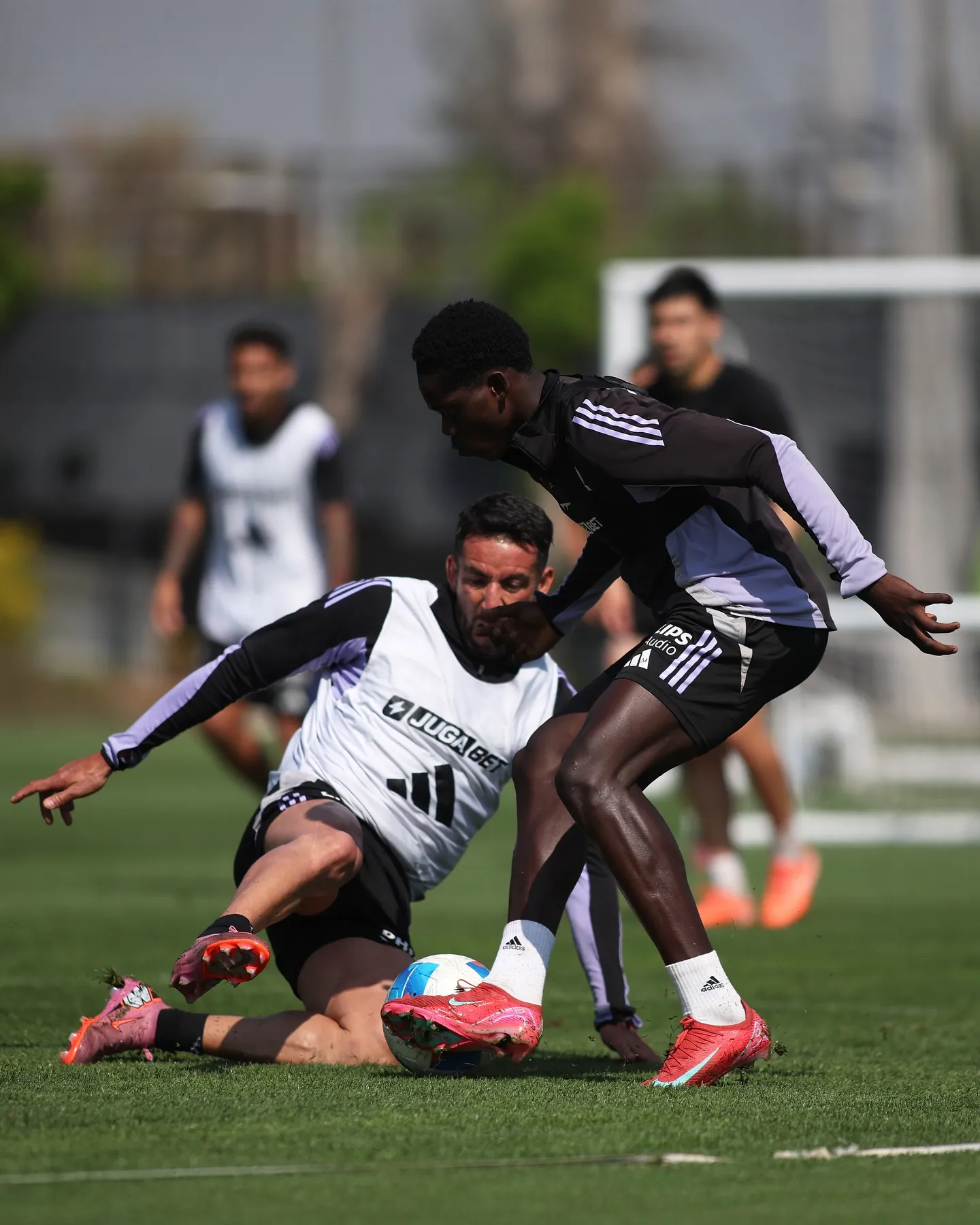 Manley Clerveaux en disputa de un balón con Mauricio Isla en un entrenamiento. (Foto: Colo Colo)