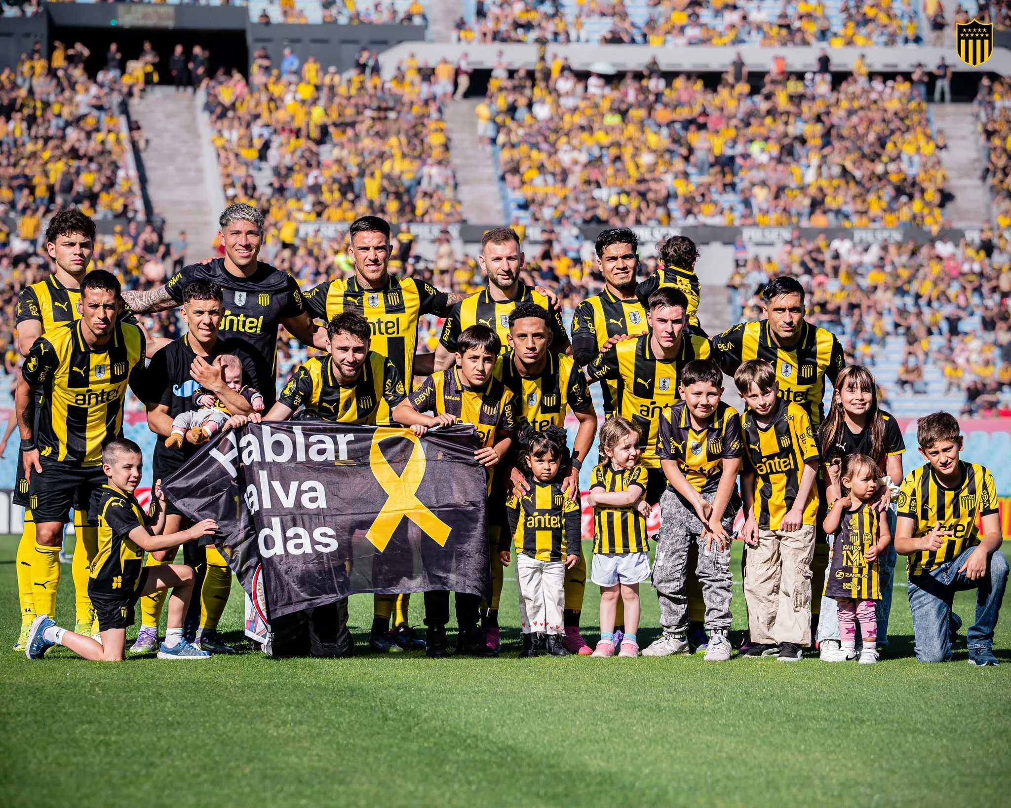 Brayan Cortés junto a sus compañeros en Peñarol. (Foto: @OficialCAP)