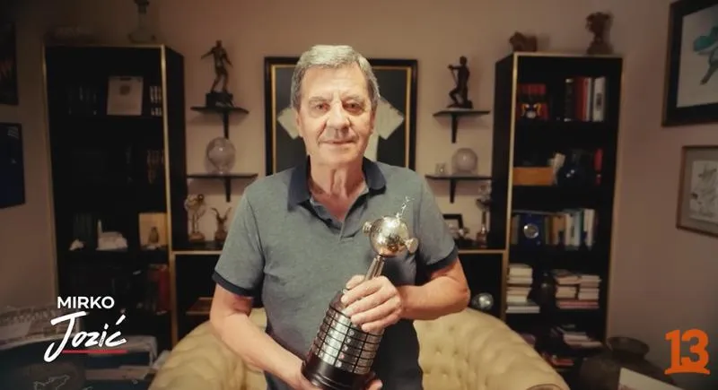 Mirko Jozic posa con una réplica de la Copa Libertadores, y que tiene en su casa en Croacia. Foto: Canal 13.