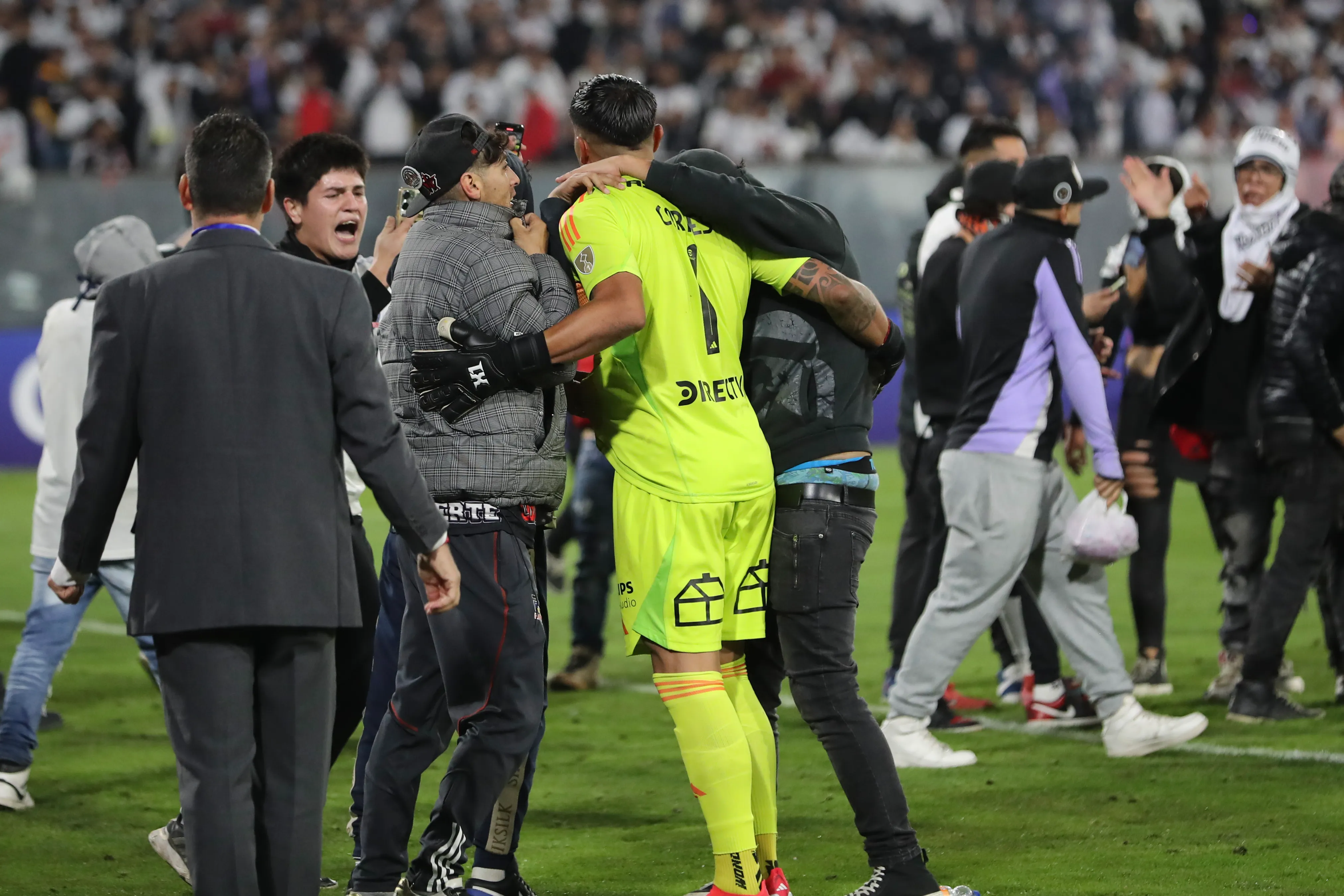 Las sanciones son por los incidentes en el duelo entre Colo Colo y Fortaleza por Copa Libertadores.Imagen: Felipe Zanca/Photosport
