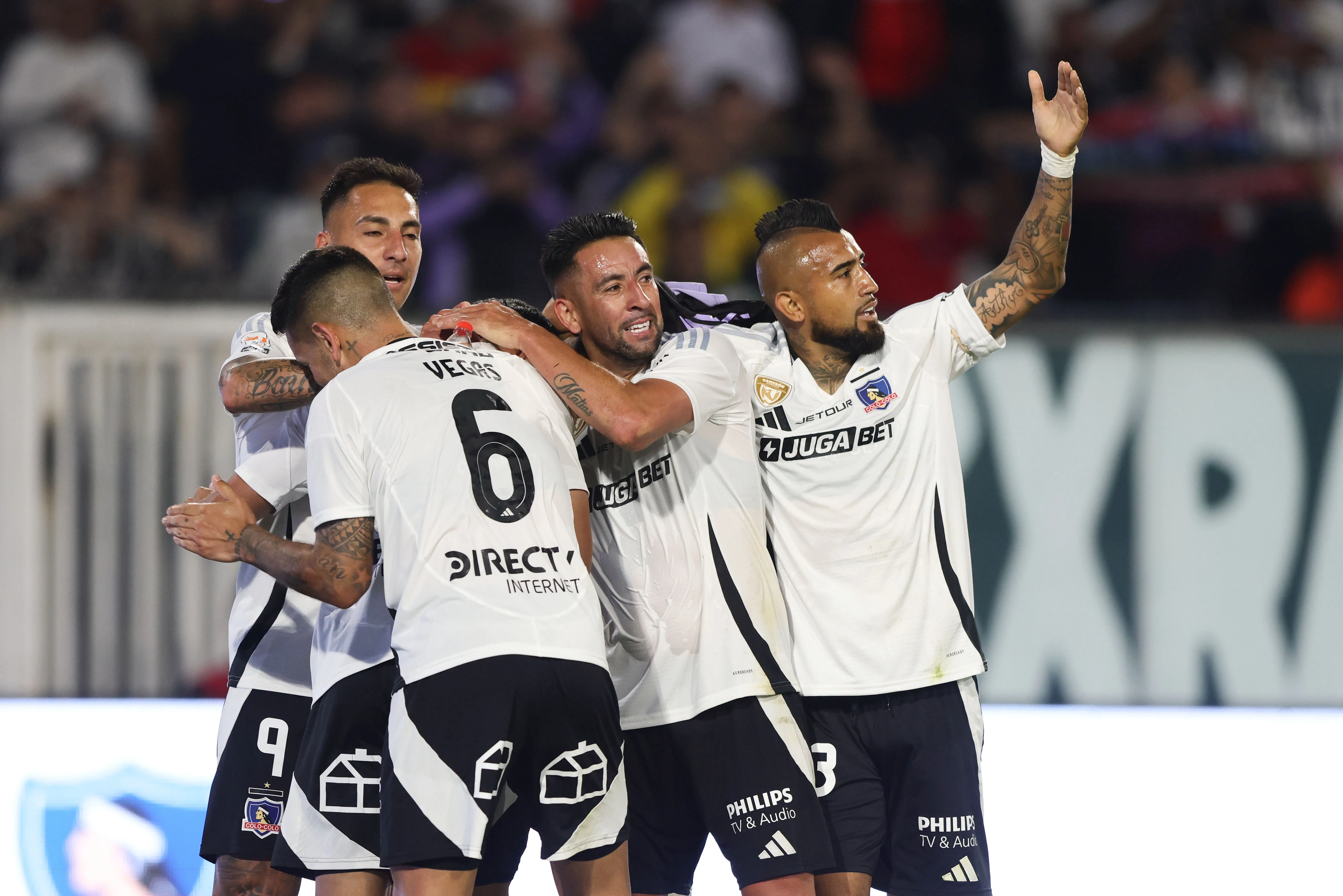 Arturo Vidal celebrando el gol de Salomón Rodríguez. (Foto: Photosport)