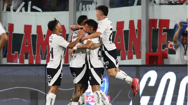 Gonzalo Jara se rinde ante una figura de Colo Colo tras la victoria ante Unión La Calera.