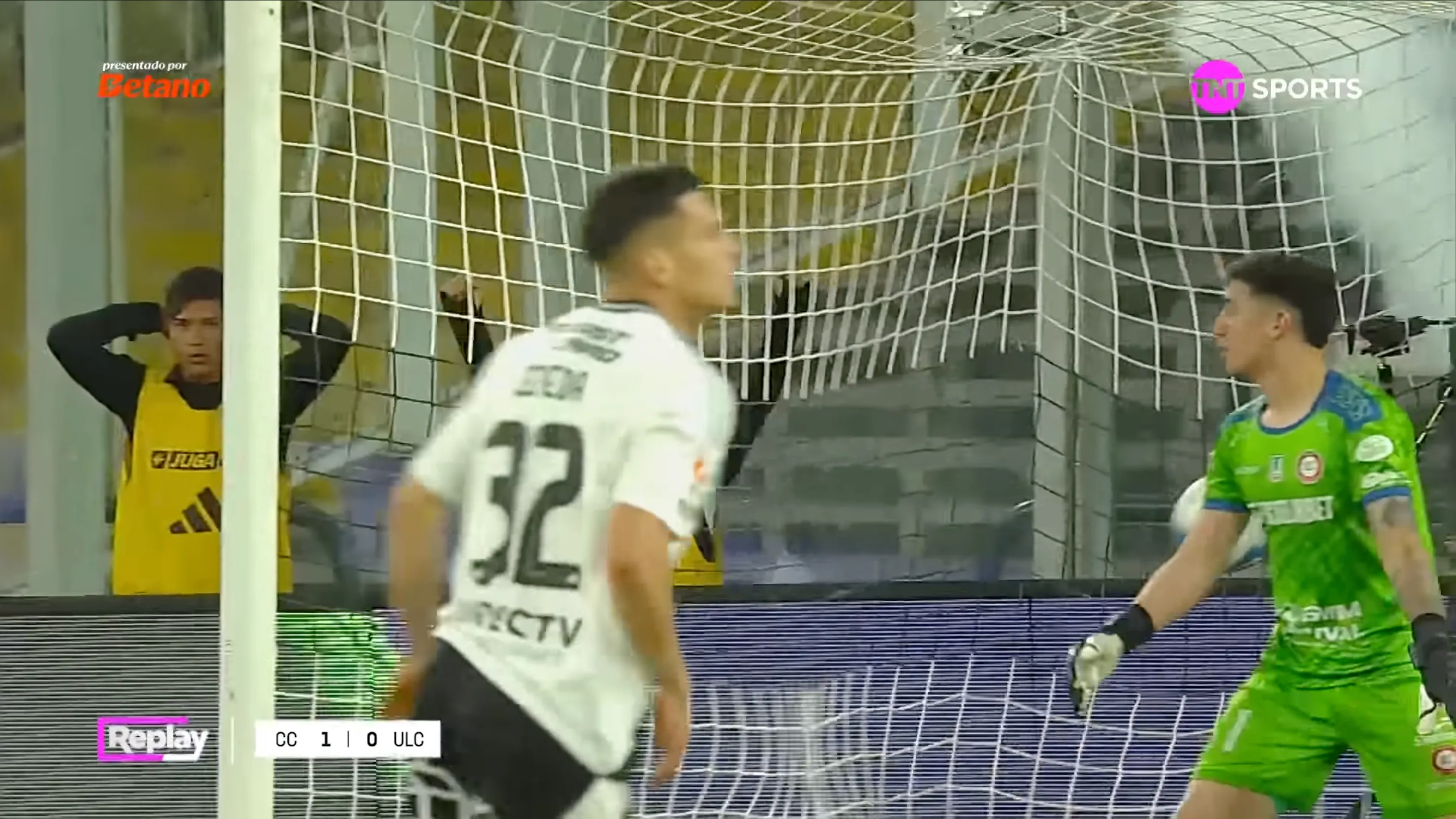 Particular reacción con los pasapelotas de Colo Colo. (Foto: captura)