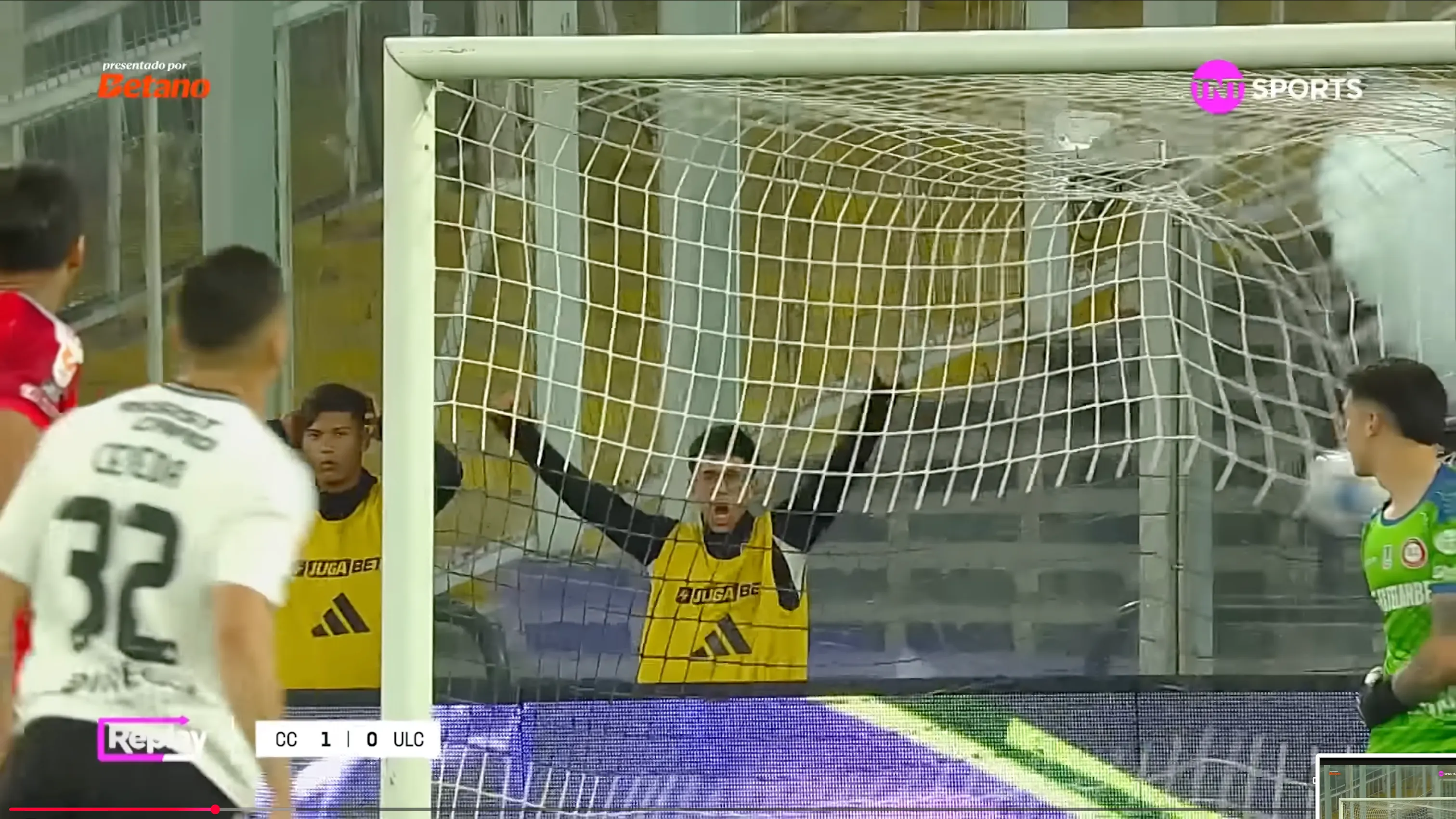 Particular reacción con los pasapelotas de Colo Colo. (Foto: captura)