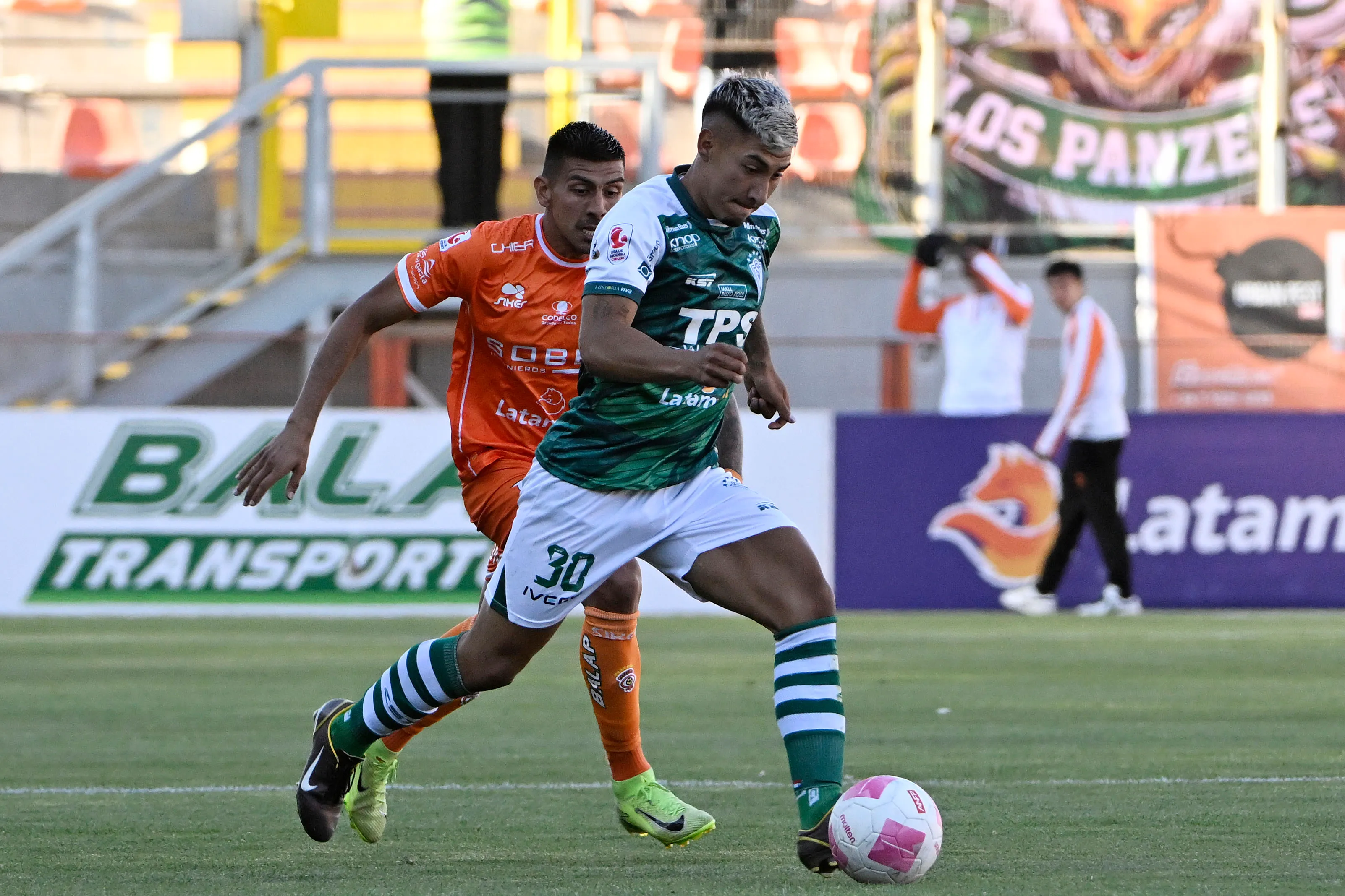 Ethan Espinoza en Santiago Wanderers. (Foto: Photosport)
