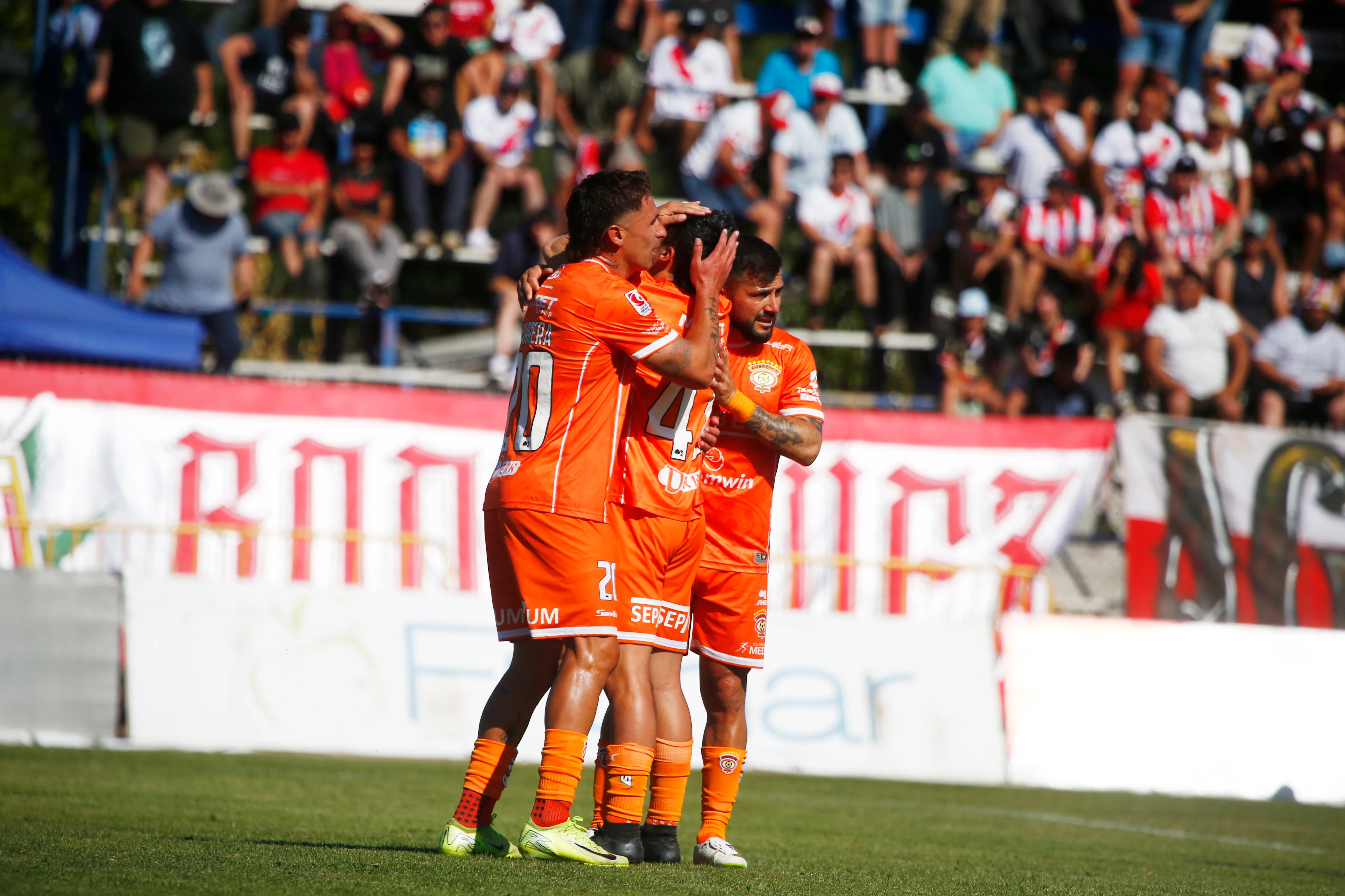 Jugadores de Cobreloa celebrando junto a Branco Provoste. (Foto: Photosport)