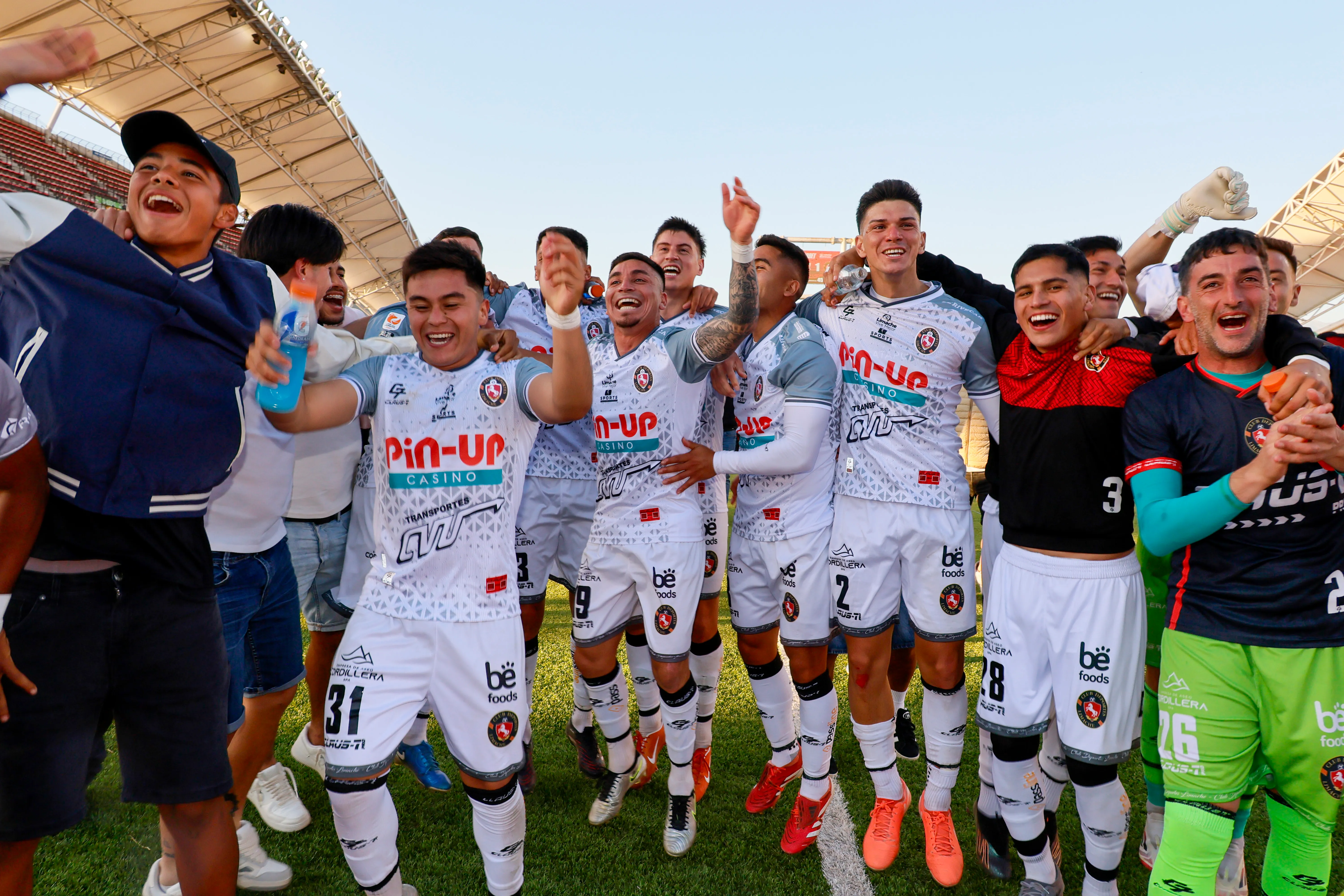 Daniel Castro con sus compañeros en Deportes Limache. (Foto: Photosport)