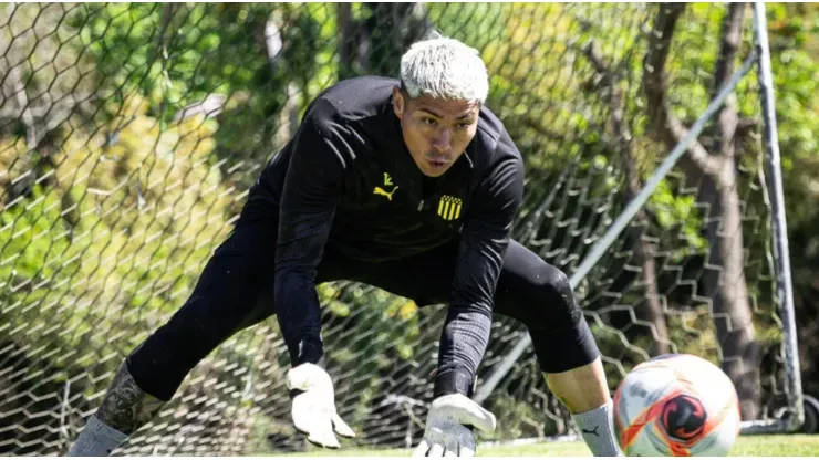 Colo Colo a la espera: El plazo que tiene Peñarol para comprar a Brayan Cortés.