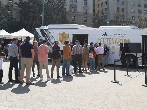 Hincha de Colo Colo emociona con sus palabras al recorrer bus del Centenario