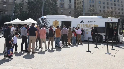 Hincha de Colo Colo emociona con sus palabras al recorrer bus del Centenario.