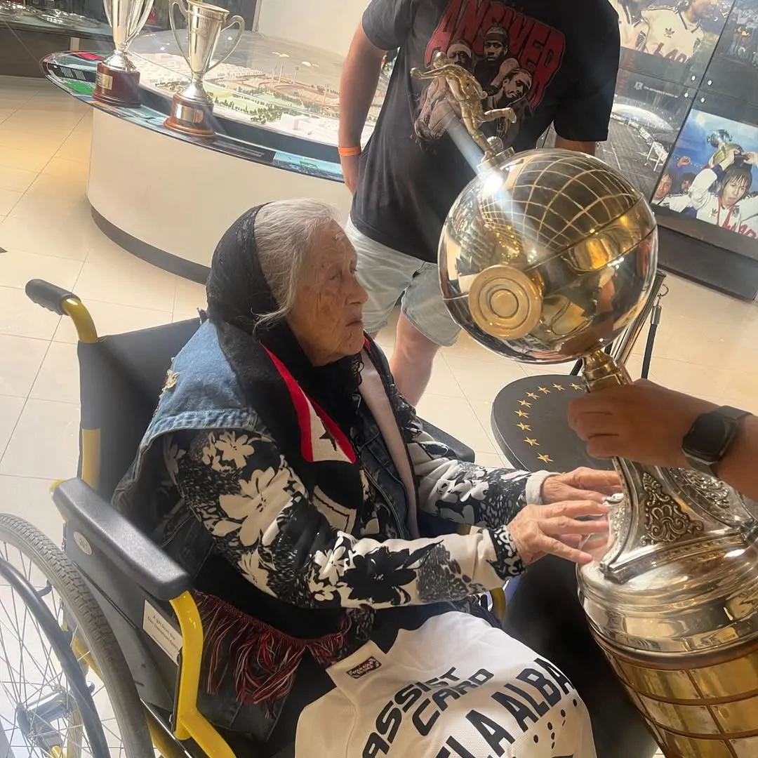 La Abuela Alba junto a la Copa Libertadores de Colo Colo.