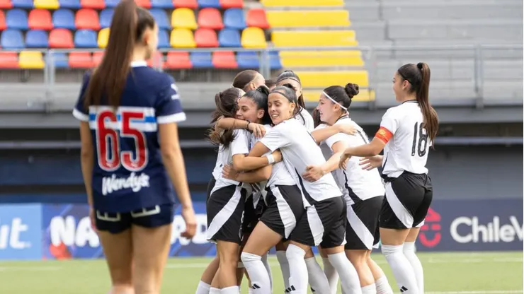 Colo Colo femenino triunfó en la categoría Sub 16, donde una de sus jugadoras revela el orgullo de triunfar en el centenario.
