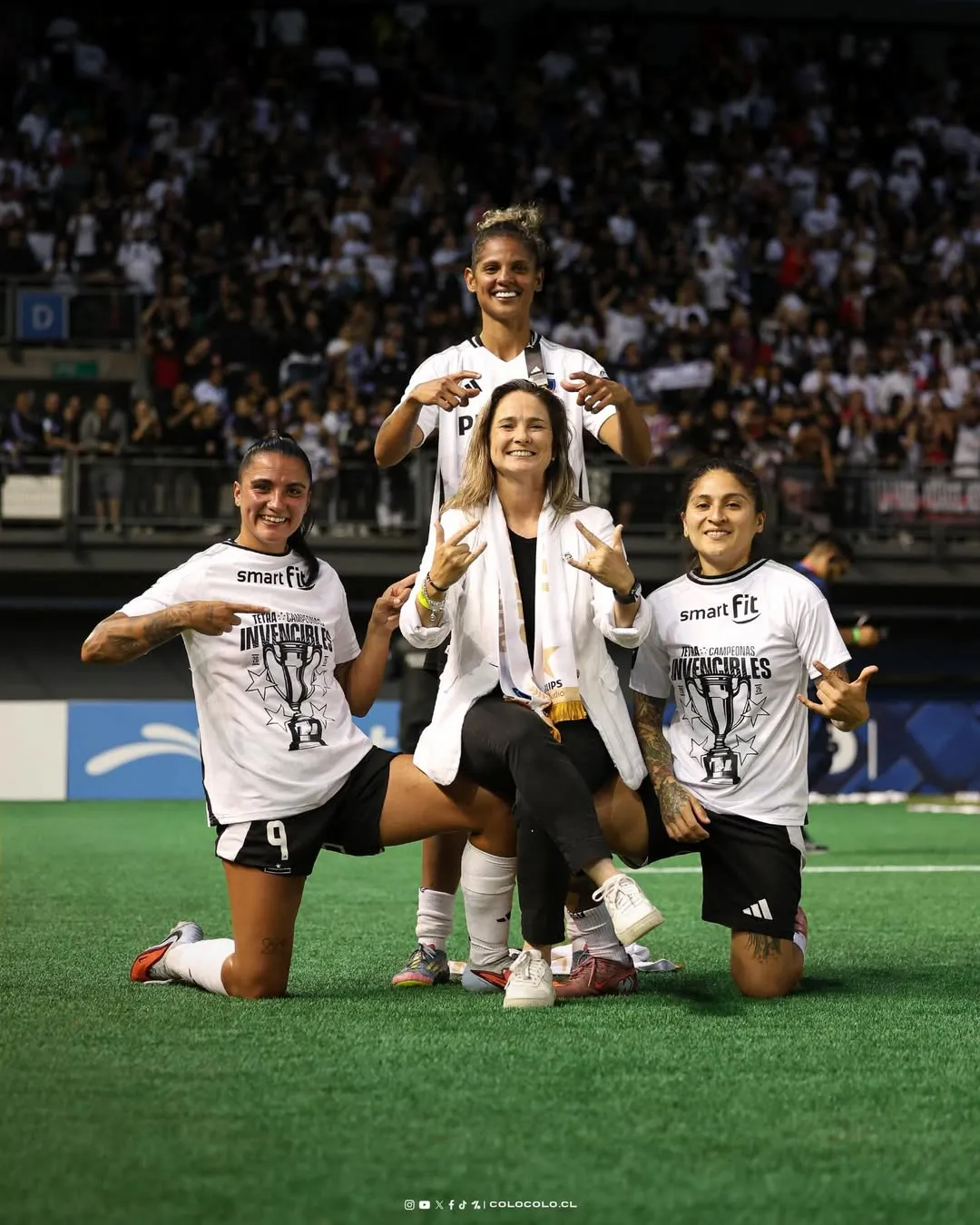 Las jugadoras con la entrenadora Tatiele Silveira. (Foto: colocolofemenino)