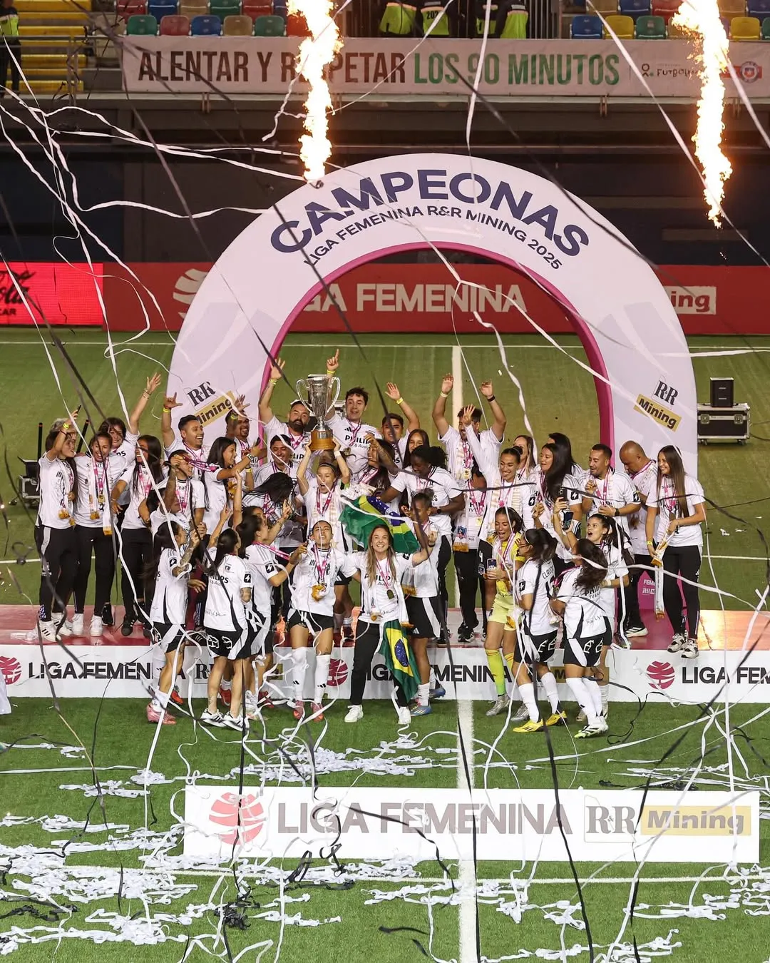 Colo Colo femenino con el trofeo de campeón. (Foto: colocolofemenino)