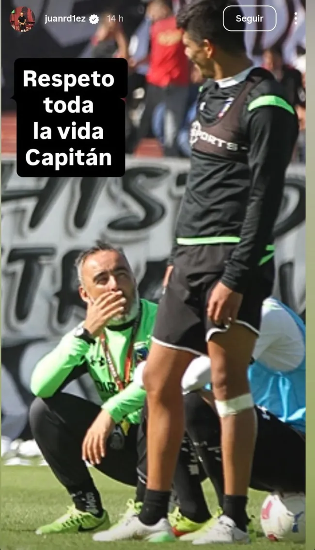 Juan Ramírez defiende a Esteban Pavez.