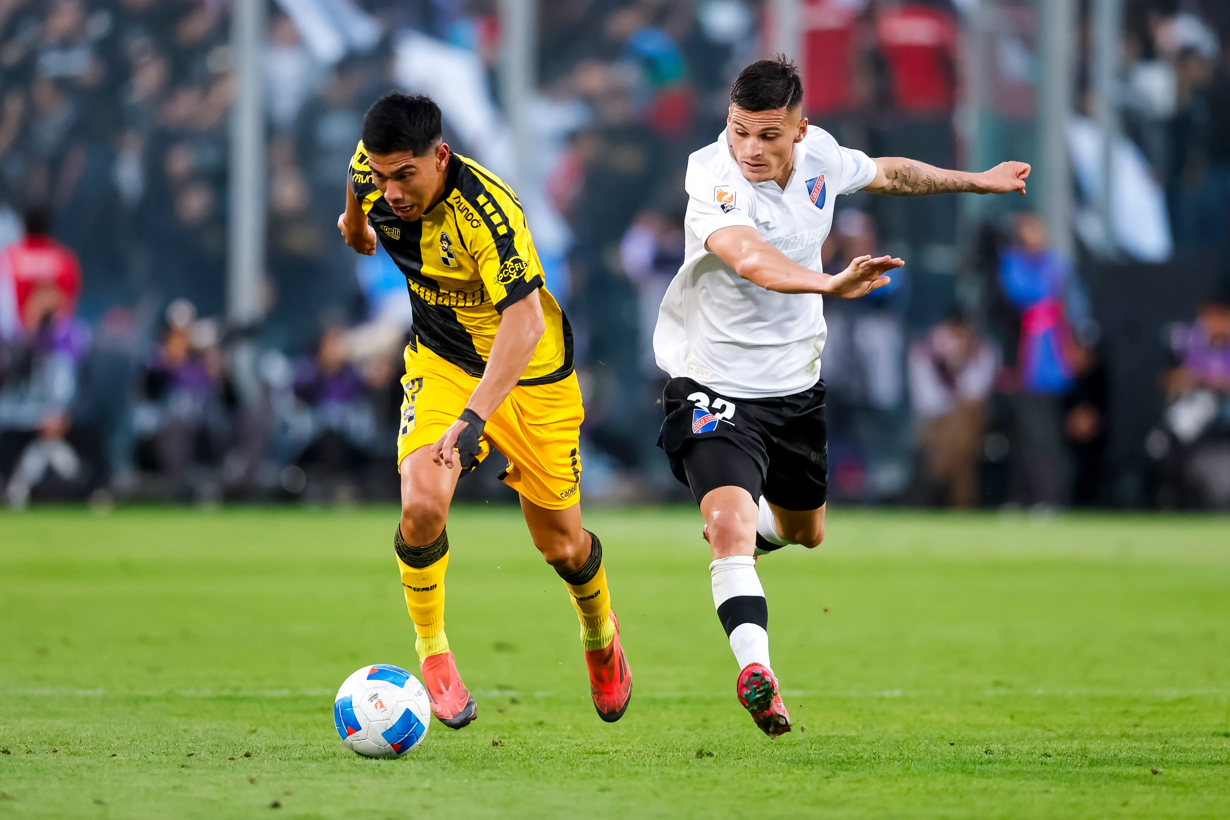 Francisco Salinas enfrentando a Lucas Cepeda. (Foto: Photosport)