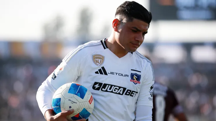 ¿Se quiere ir de Colo Colo? La verdad tras el supuesto interés de Vélez en Claudio Aquino.