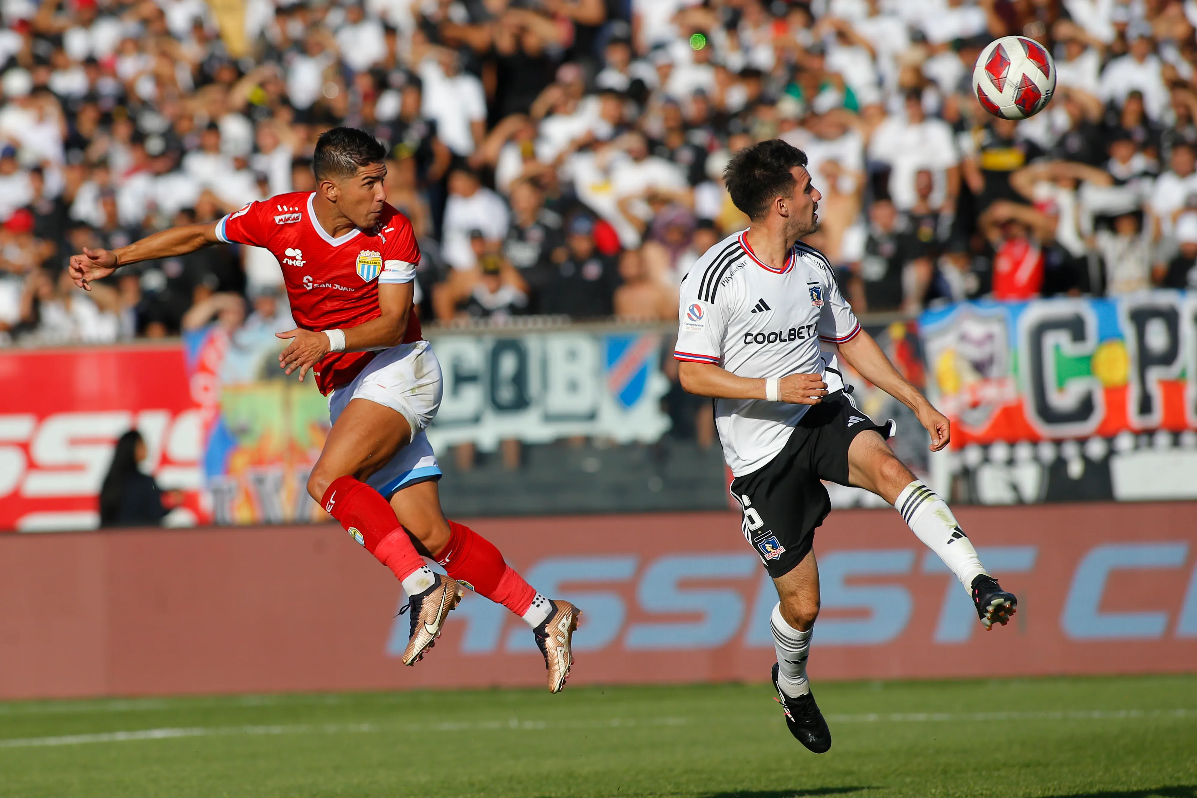 Felipe Flores enfrentando a Colo Colo. (Foto: Photosoport)
