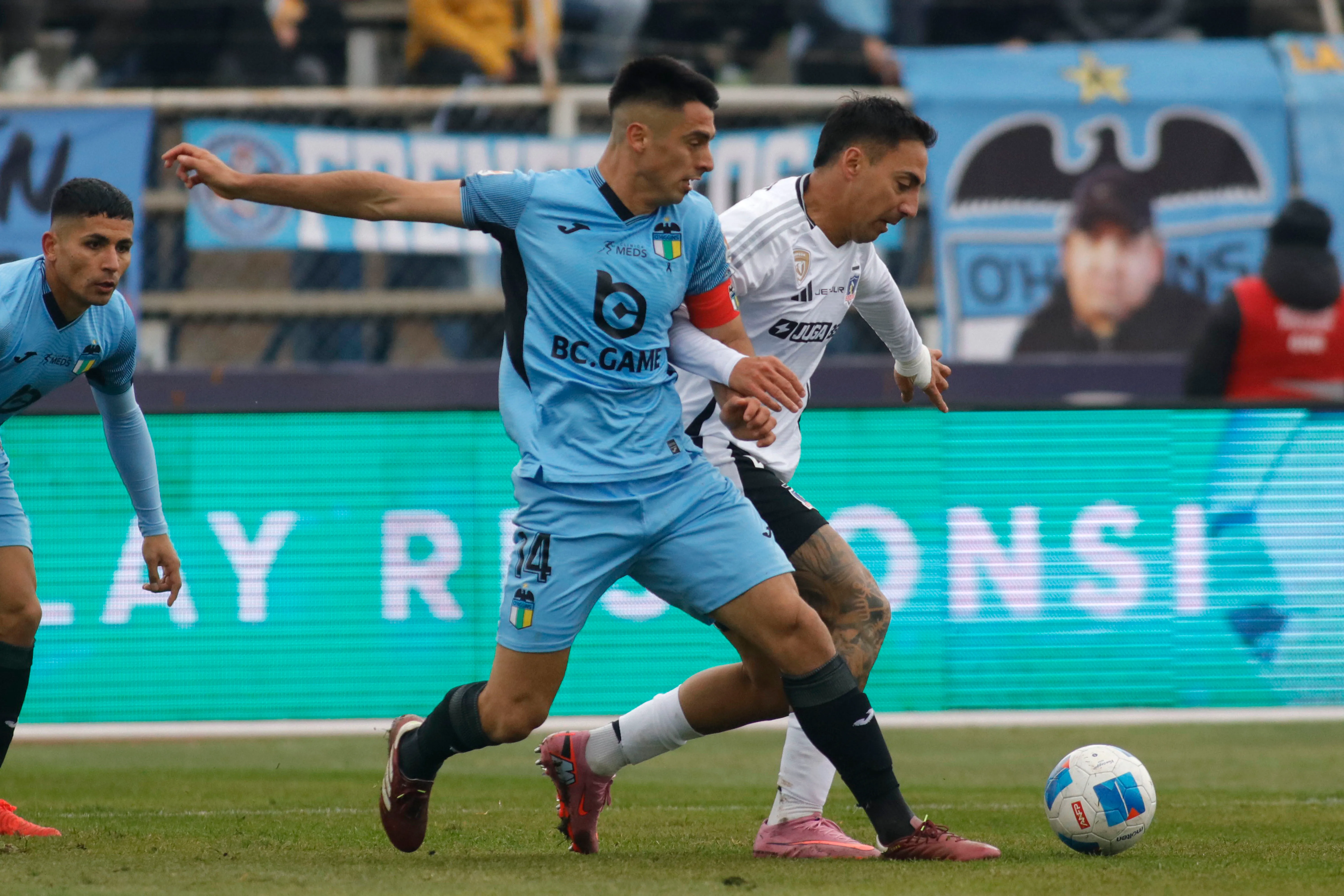 Juan Ignacio Díaz enfrentando a Javier Correa y Colo Colo. (Foto: Photosport)