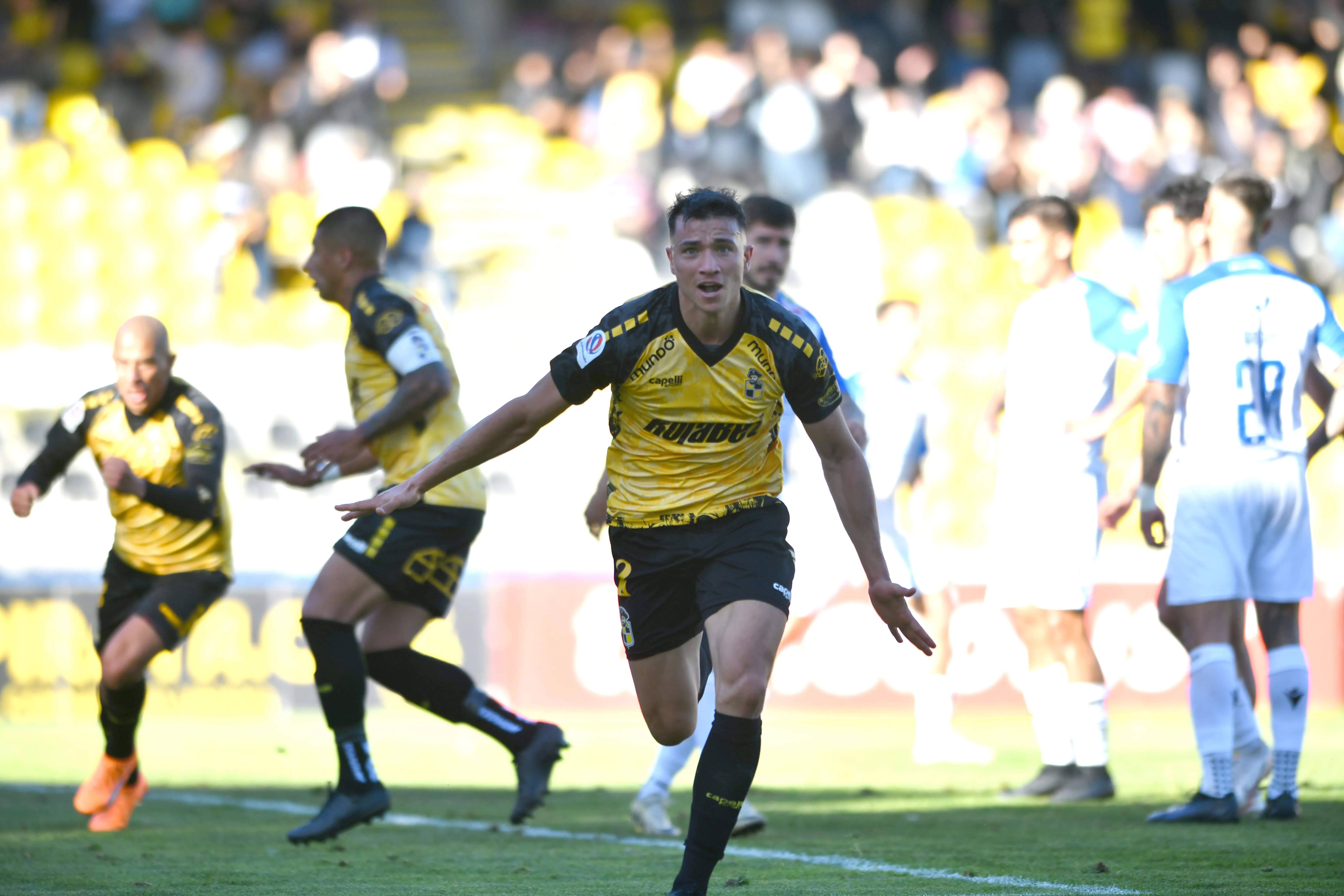 A Colo Colo le salió competencia para fichar a Newell’s. Imagen: Alejandro Pizarro Ubilla/Photosport