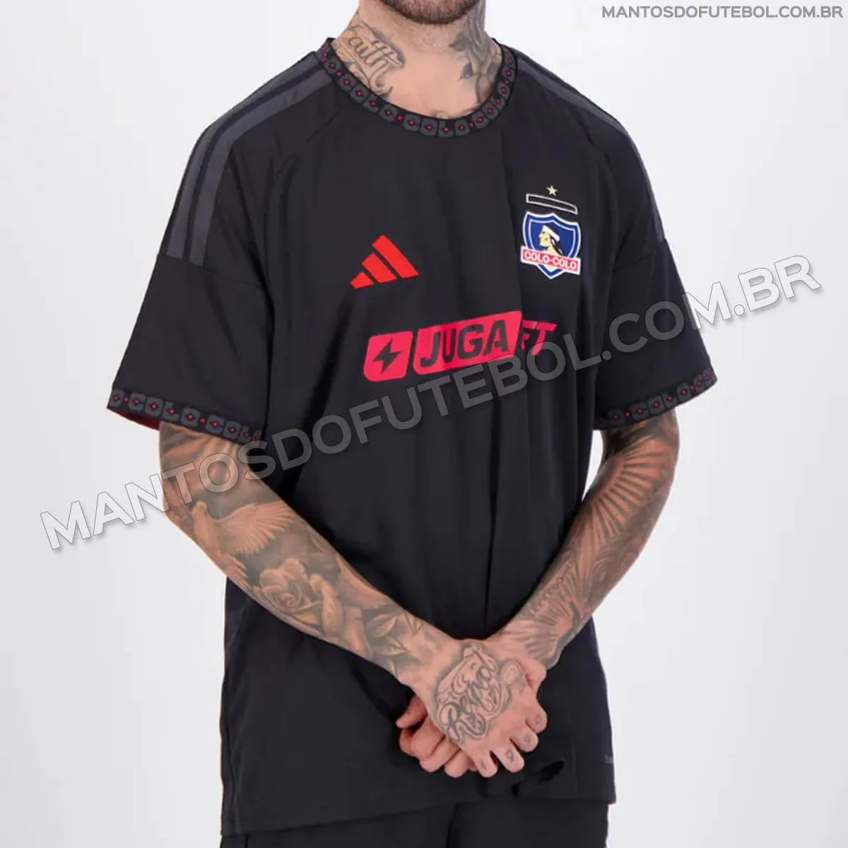 La parte frontal de la posible nueva camiseta de Colo Colo. Imagen: Mantos do Futebol