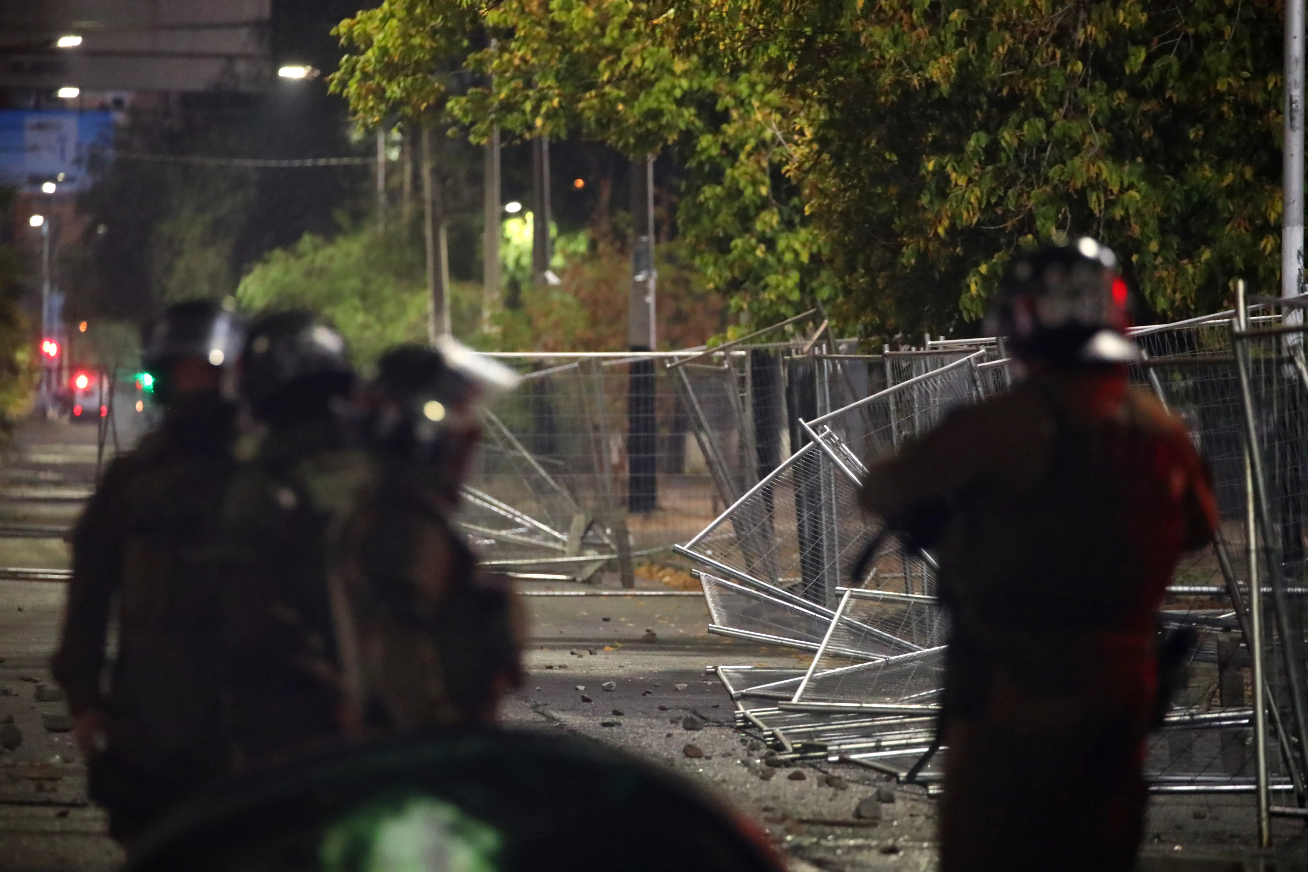 Carabineros en las afueras del Estadio Monumental. (Foto: Photosport)
