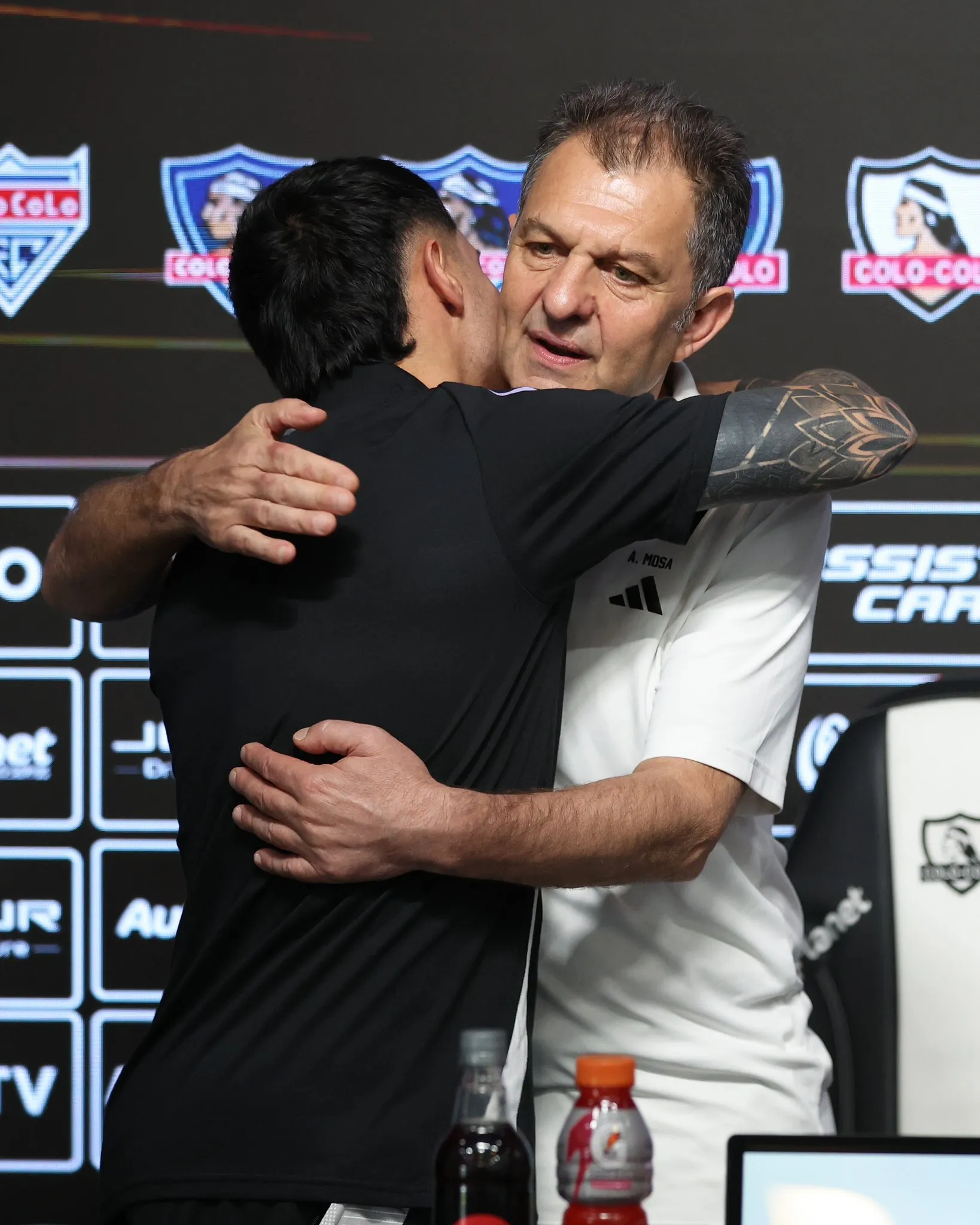 Matías Fernández junto a Aníbal Mosa. (Foto: @ColoColo)