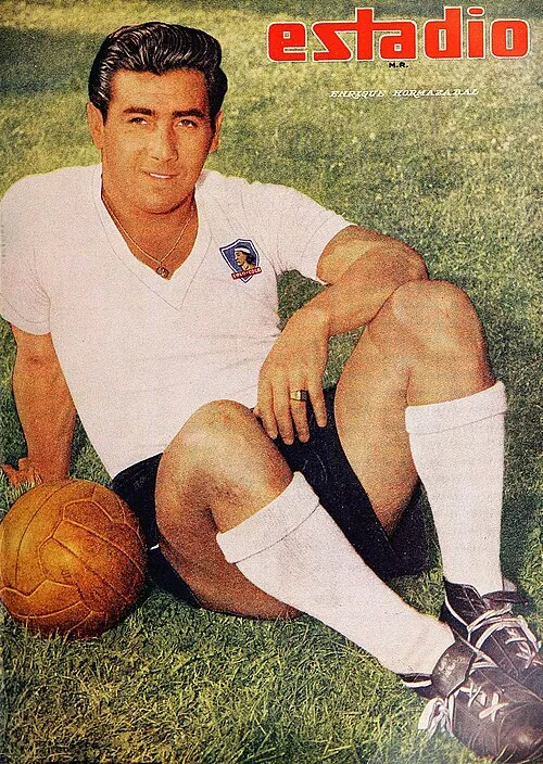 Enrique Hormazábal vistiendo la camiseta de Colo Colo. Imagen: Foto de la revista Estadio