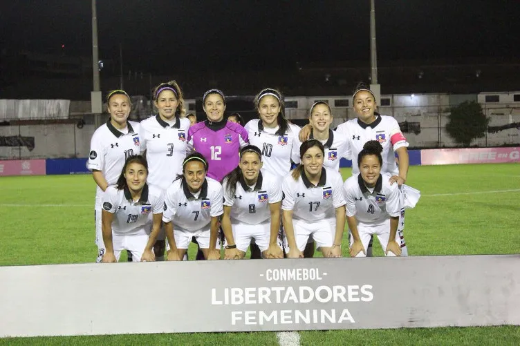 Bárbara Muñoz vistiendo la camiseta de Colo Colo Femenino en la Copa Libertadores 2017, vistiendo la camiseta 7, abajo a la izquierda. Foto: Libertadores FEM.