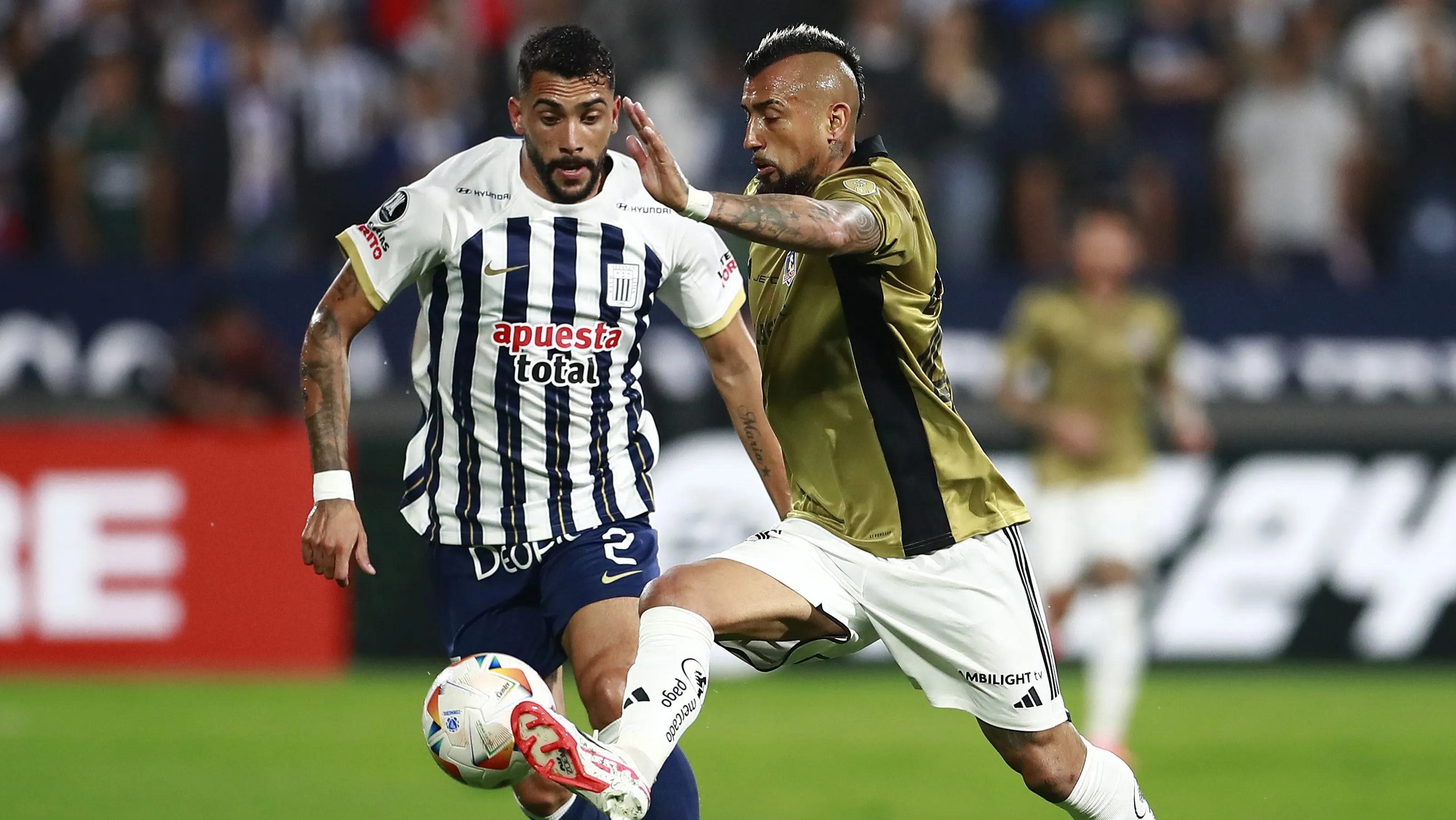 Colo Colo y Alianza Lima se volverán a enfrentar esta vez por la Serie Río de la Plata. Imagen: Daniel Apuy/Photosport