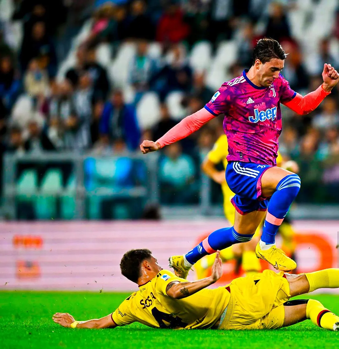 Sosa marcando a Dusan Vlahovic, goleador de la Juventus. Imagen: X Uruguayos en el exterior.