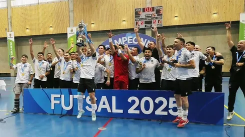 La particular celebración de Colo Colo Futsal tras ser campeón.