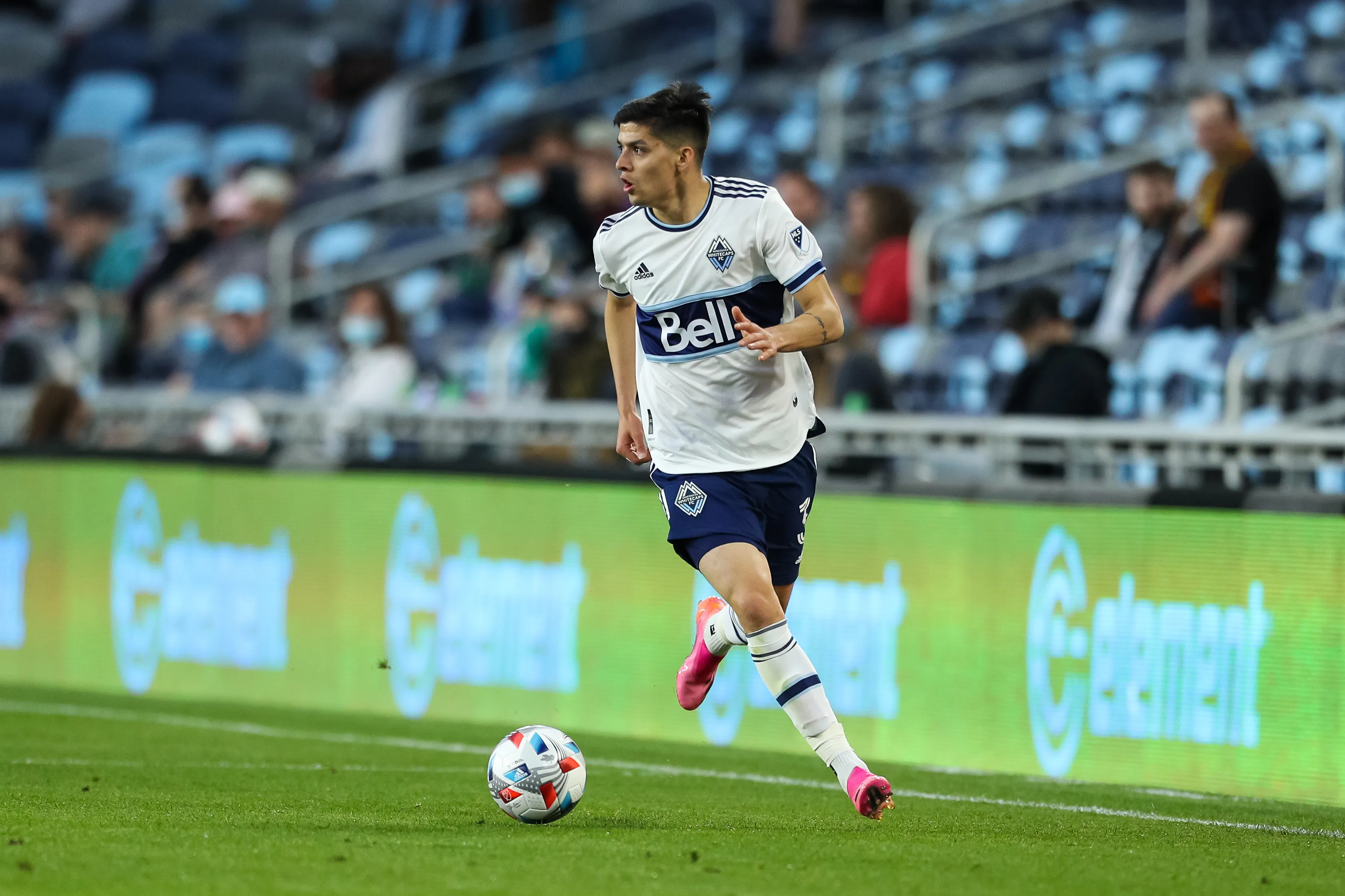 Cristián Gutiérrez durante su paso por la MLS, con la camiseta de Vancouver Whitecaps. Foto: David Berding/Getty Images.