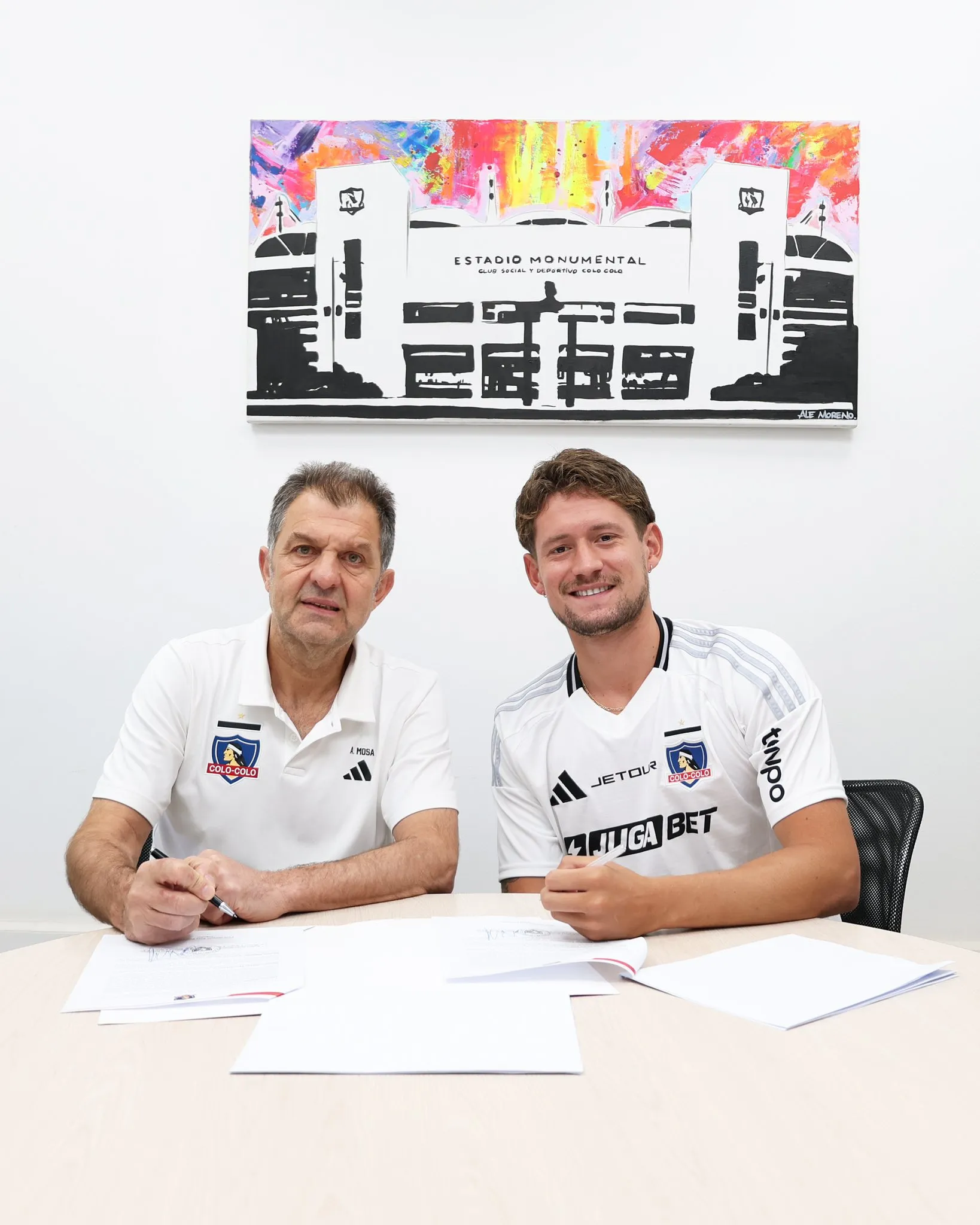 Joaquín Sosa firmando su contrato en Colo Colo. Imagen: Colo Colo Oficial