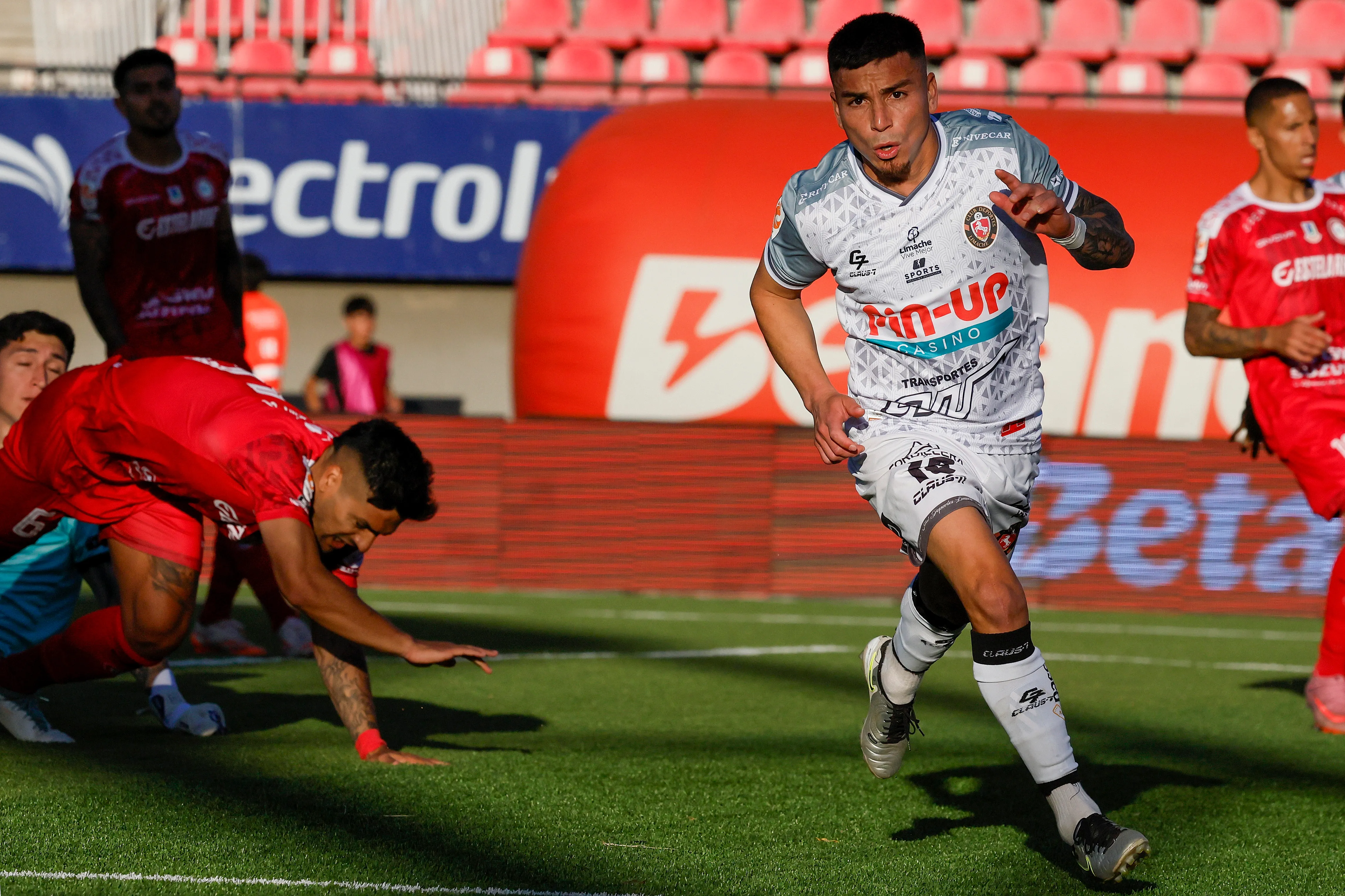 Deportes Limache y un nuevo mensaje por el futuro de Popín Castro. Imagen: Andres Pina/Photosport