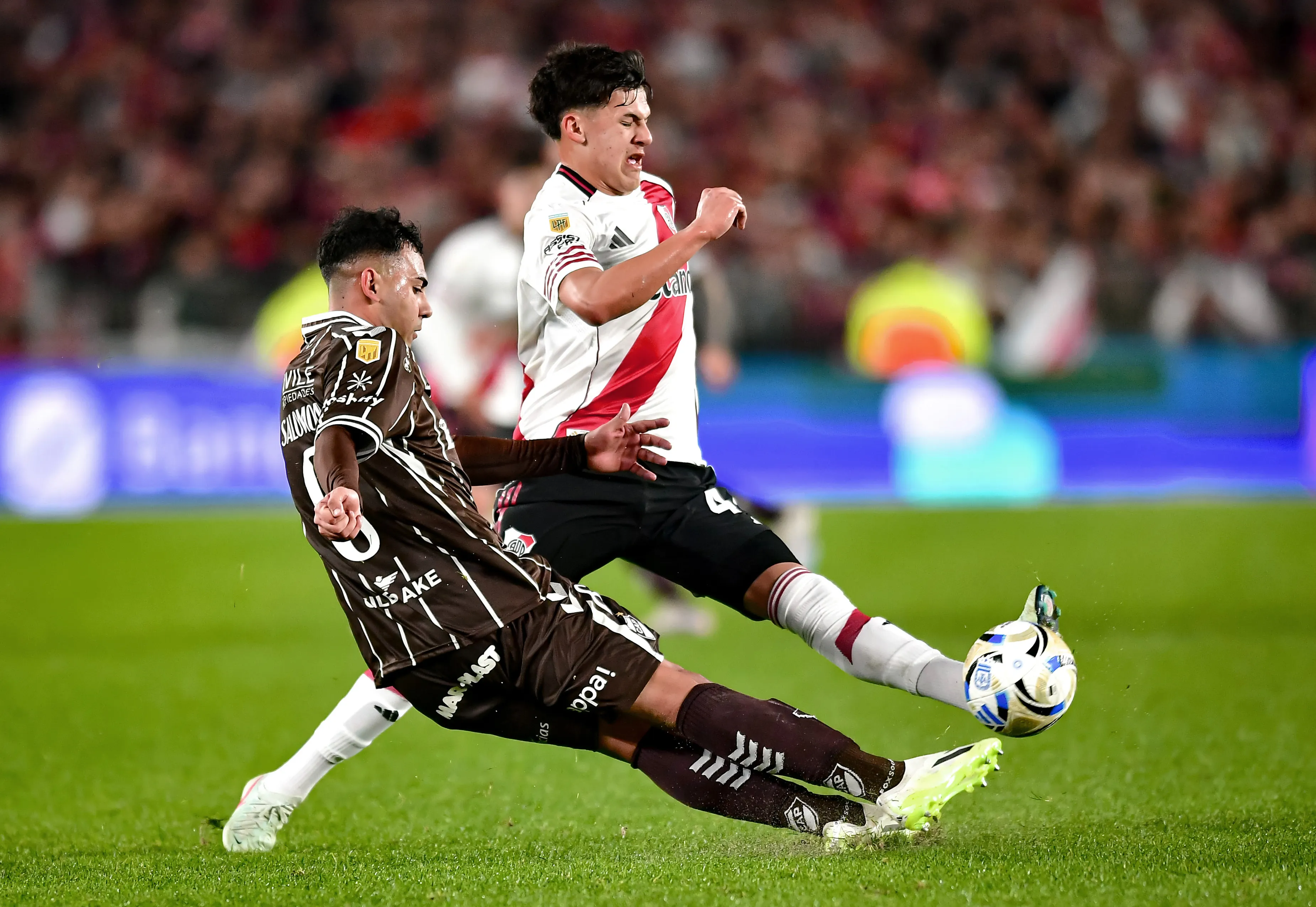 Oscar Salomón en Platense enfrentando a River Plate. (Foto: Getty Images)