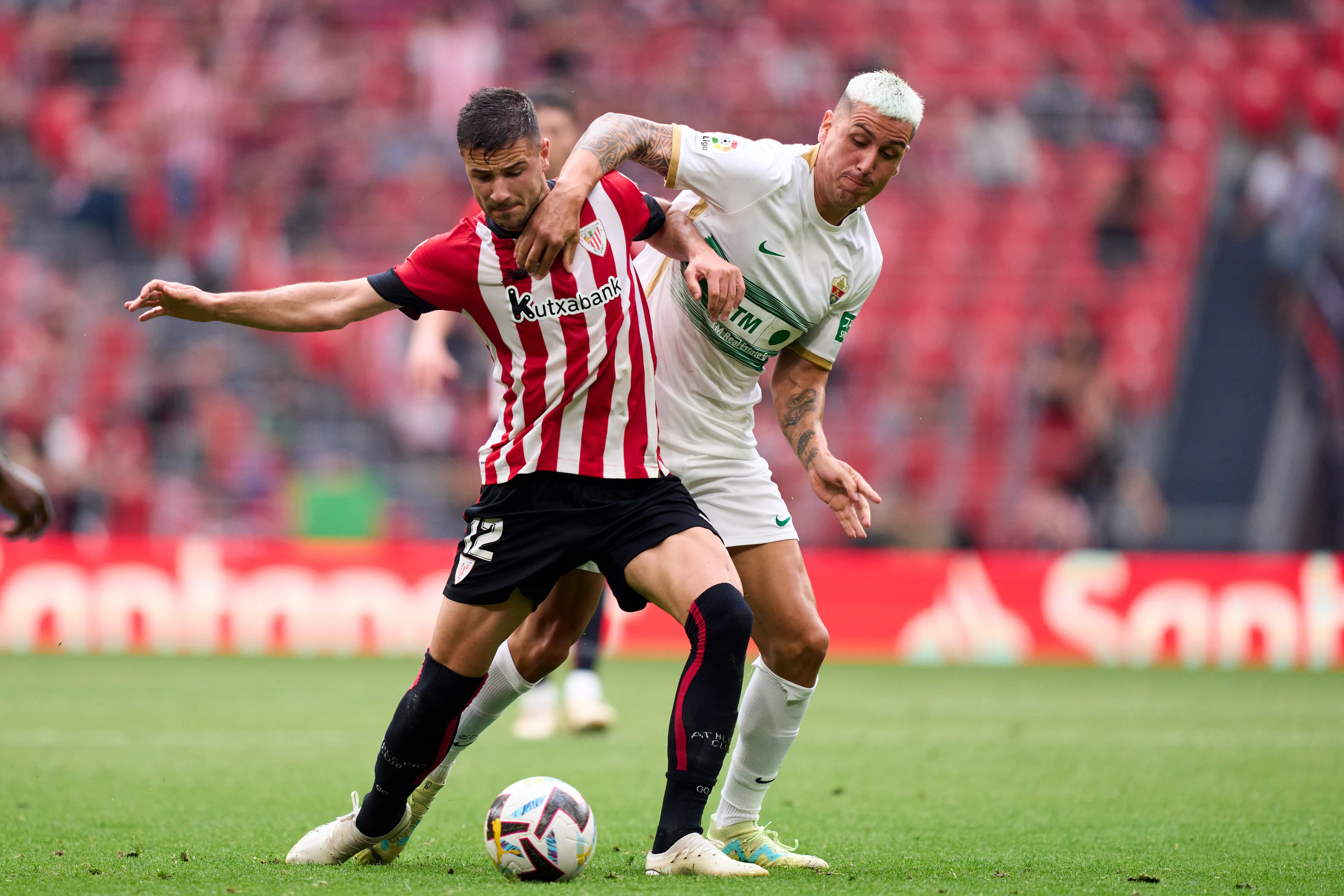 Enzo Roco (a la derecha) asoma como opción de refuerzo en Colo Colo, según reveló el periodista Cristián Alvarado. Foto: Getty Images.